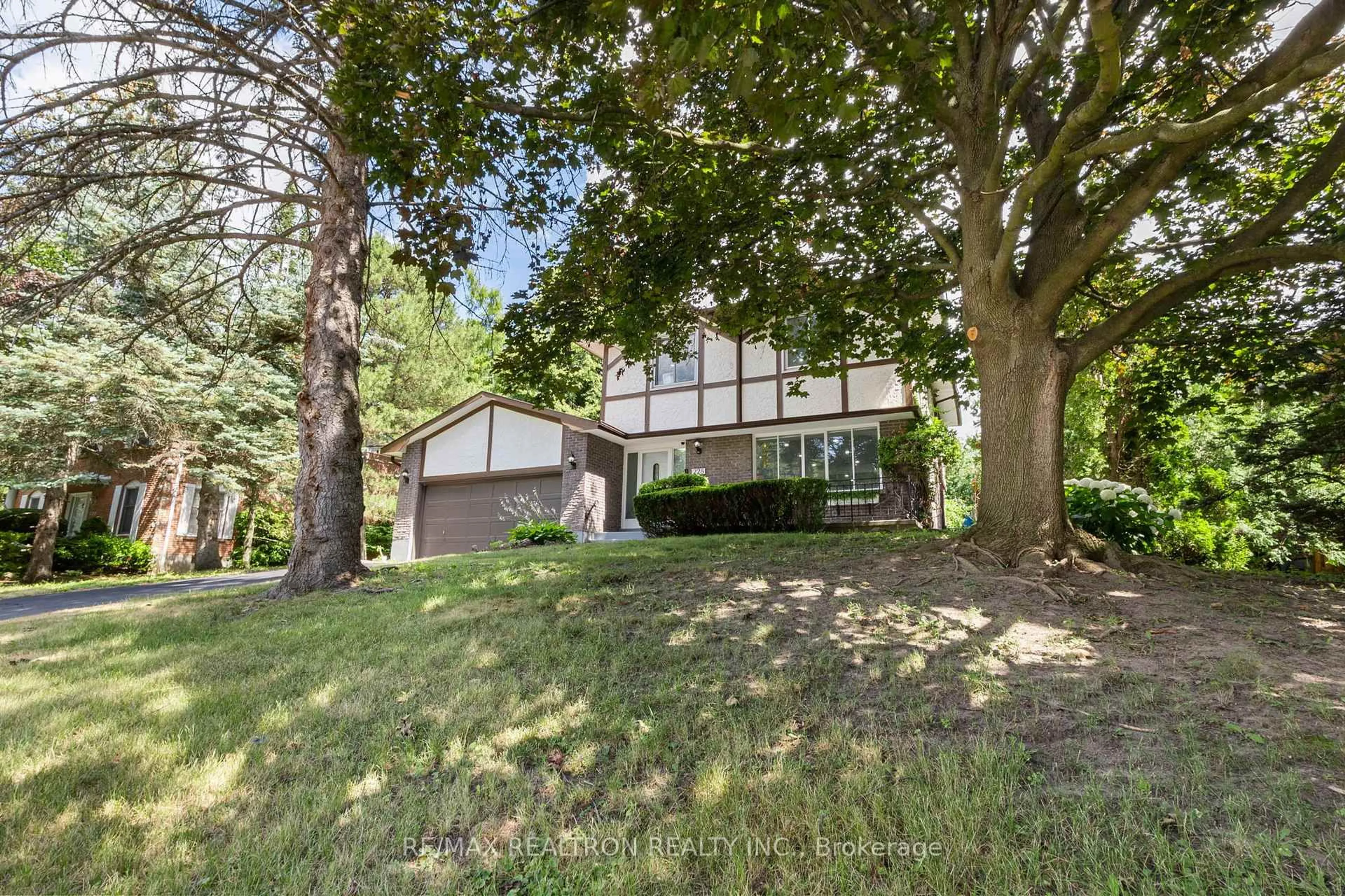 A pic from outside/outdoor area/front of a property/back of a property/a pic from drone, unknown for 228 Sherwood Crt, Oshawa Ontario L1G 6R8