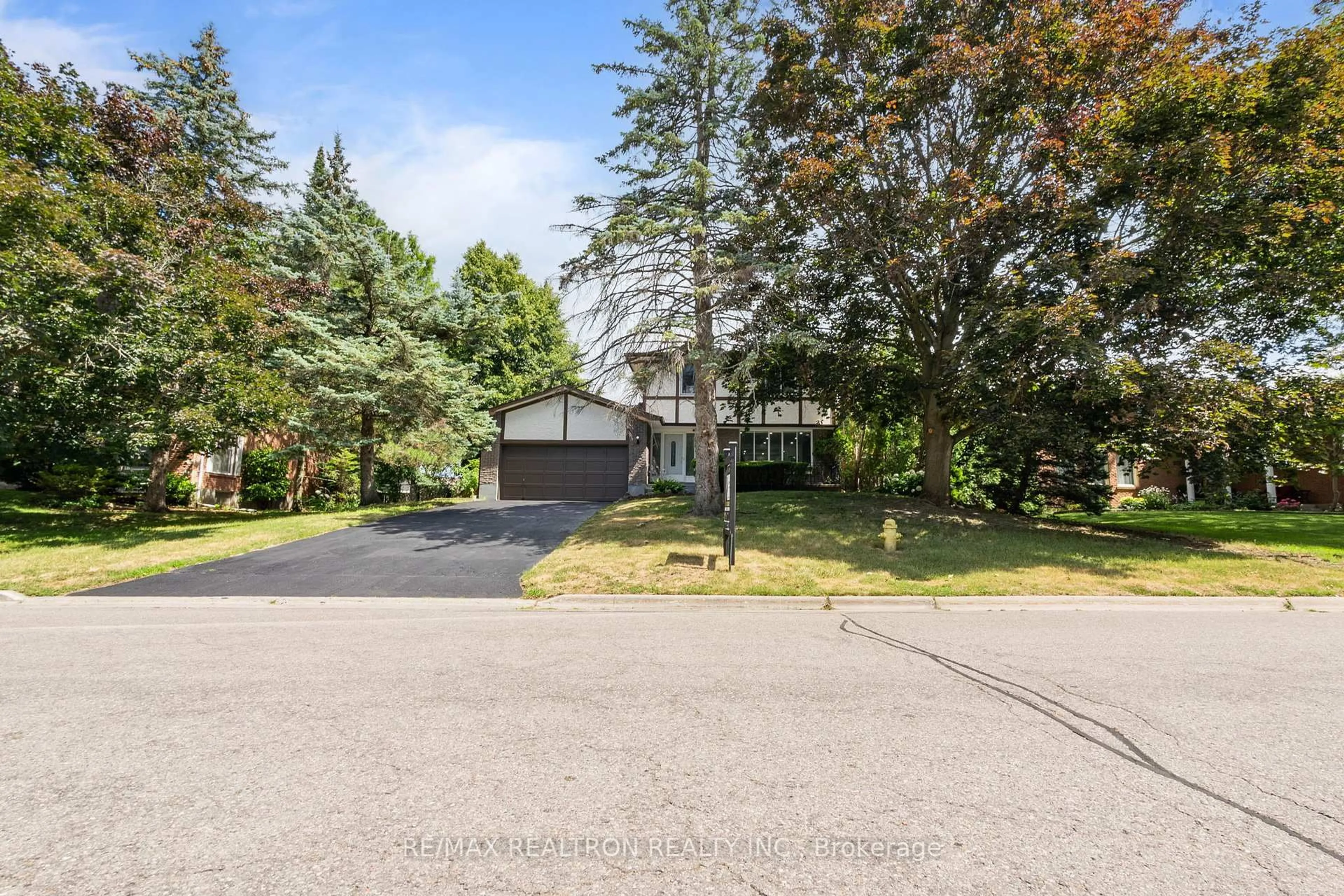 A pic from outside/outdoor area/front of a property/back of a property/a pic from drone, street for 228 Sherwood Crt, Oshawa Ontario L1G 6R8