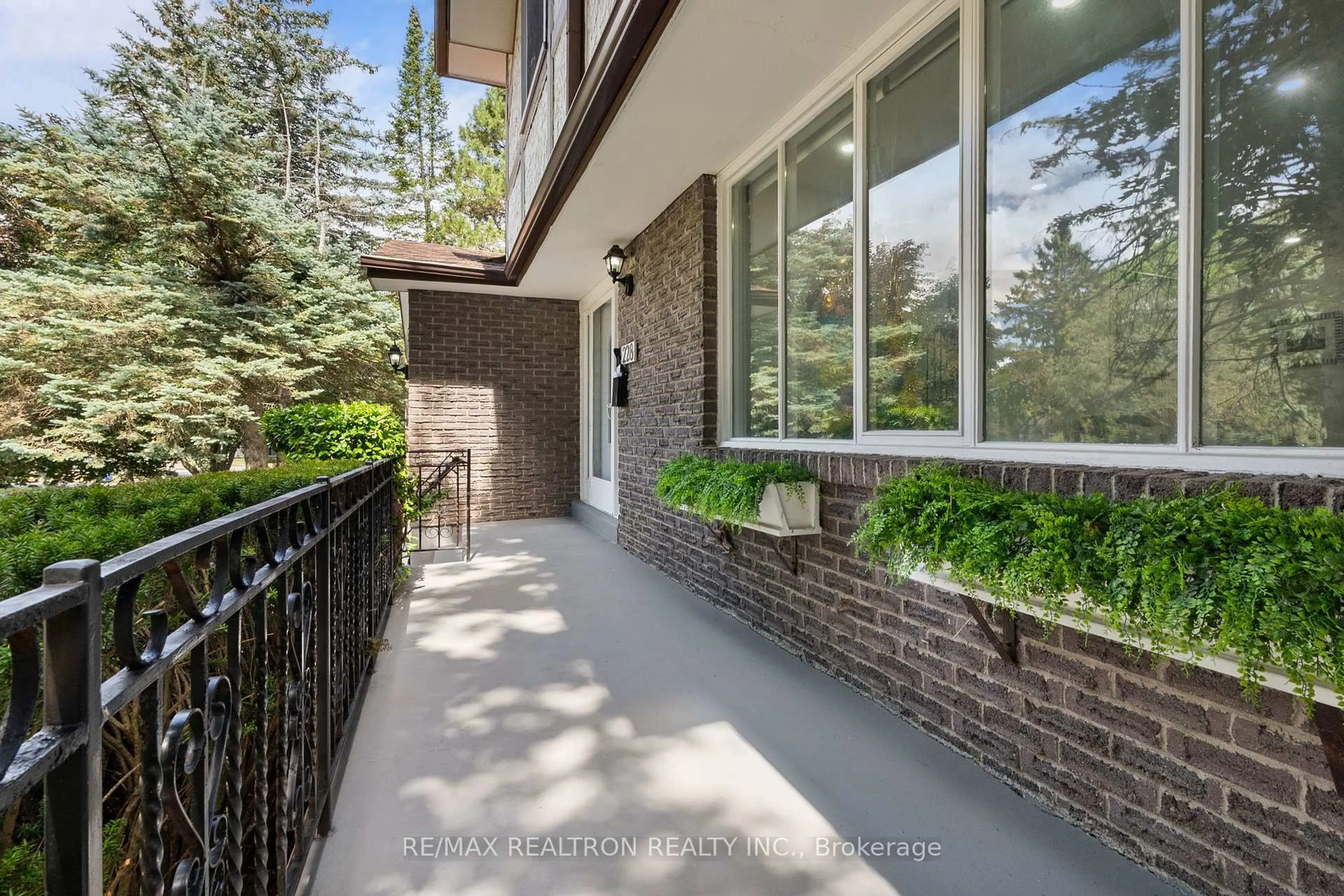 Patio, unknown for 228 Sherwood Crt, Oshawa Ontario L1G 6R8