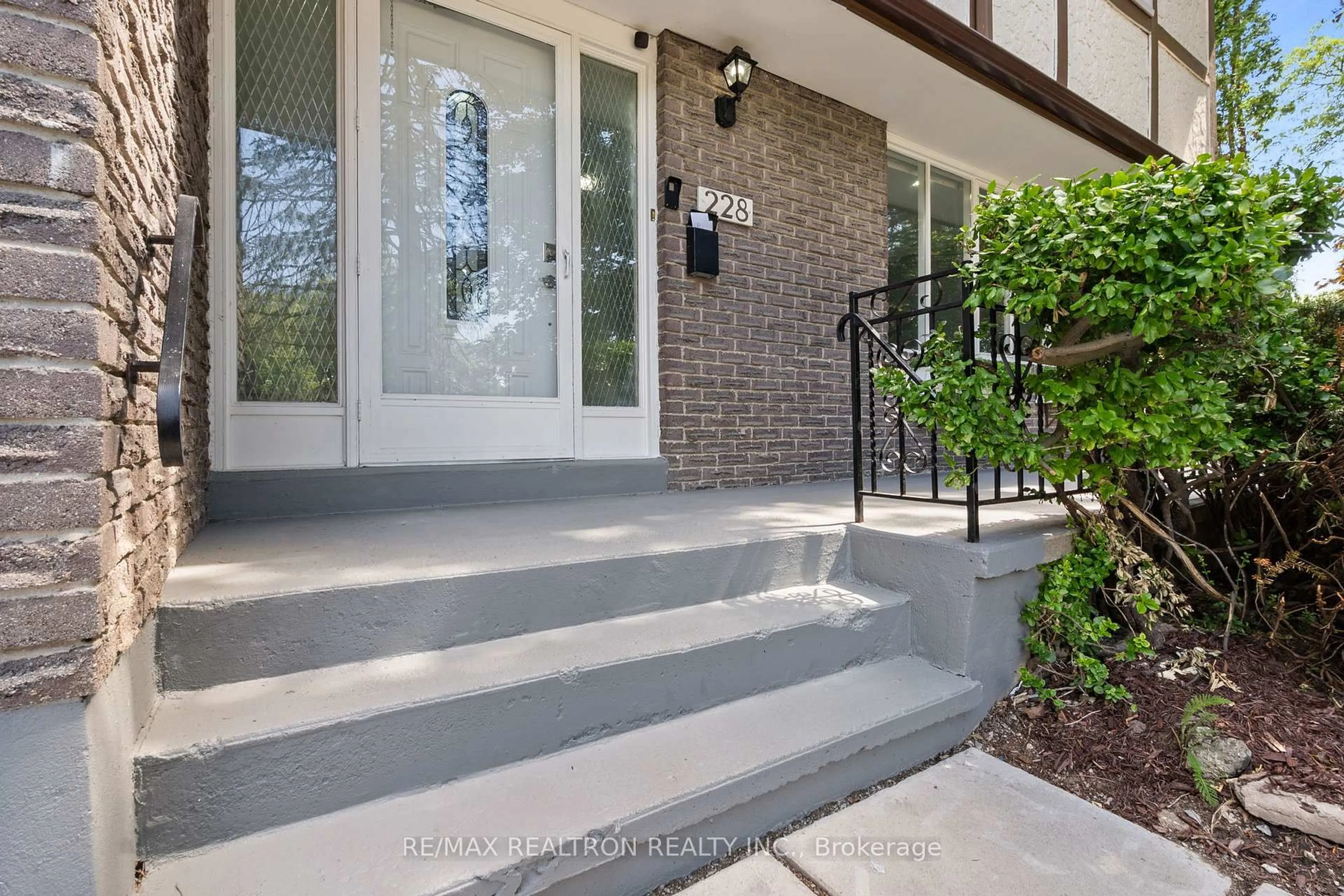 Unknown for 228 Sherwood Crt, Oshawa Ontario L1G 6R8
