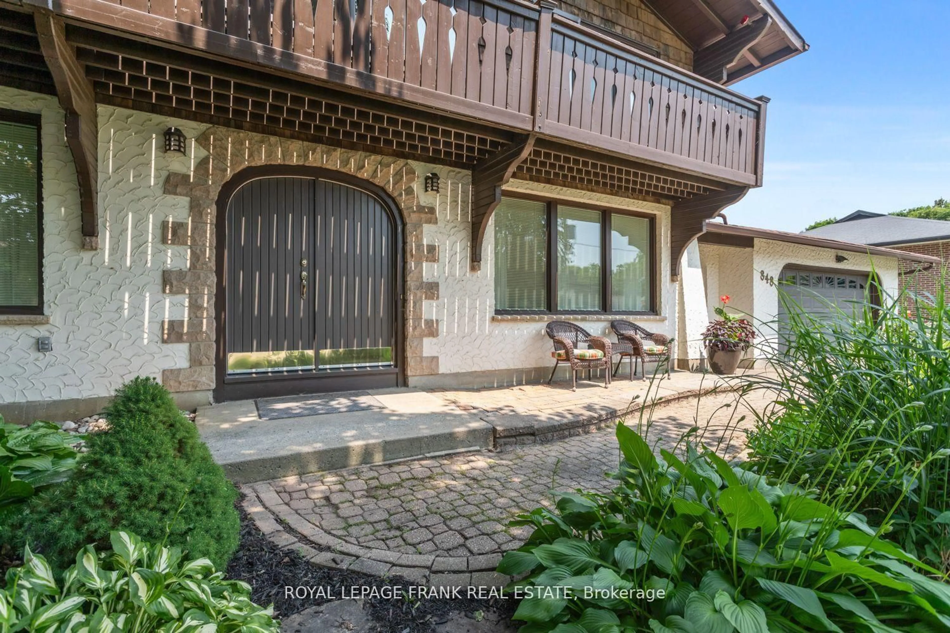 Patio, street for 848 Swiss Hts, Oshawa Ontario L1K 2A9