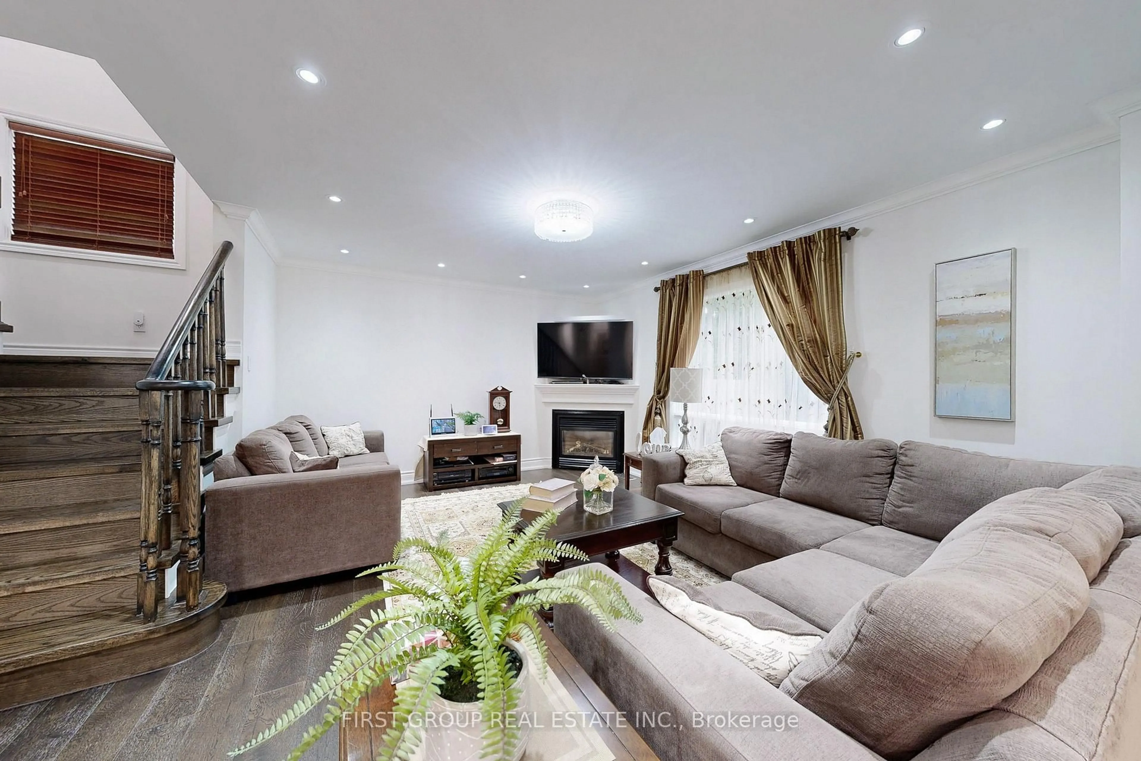 Living room with furniture, unknown for 526 Britannia Ave, Oshawa Ontario L1L 1B7
