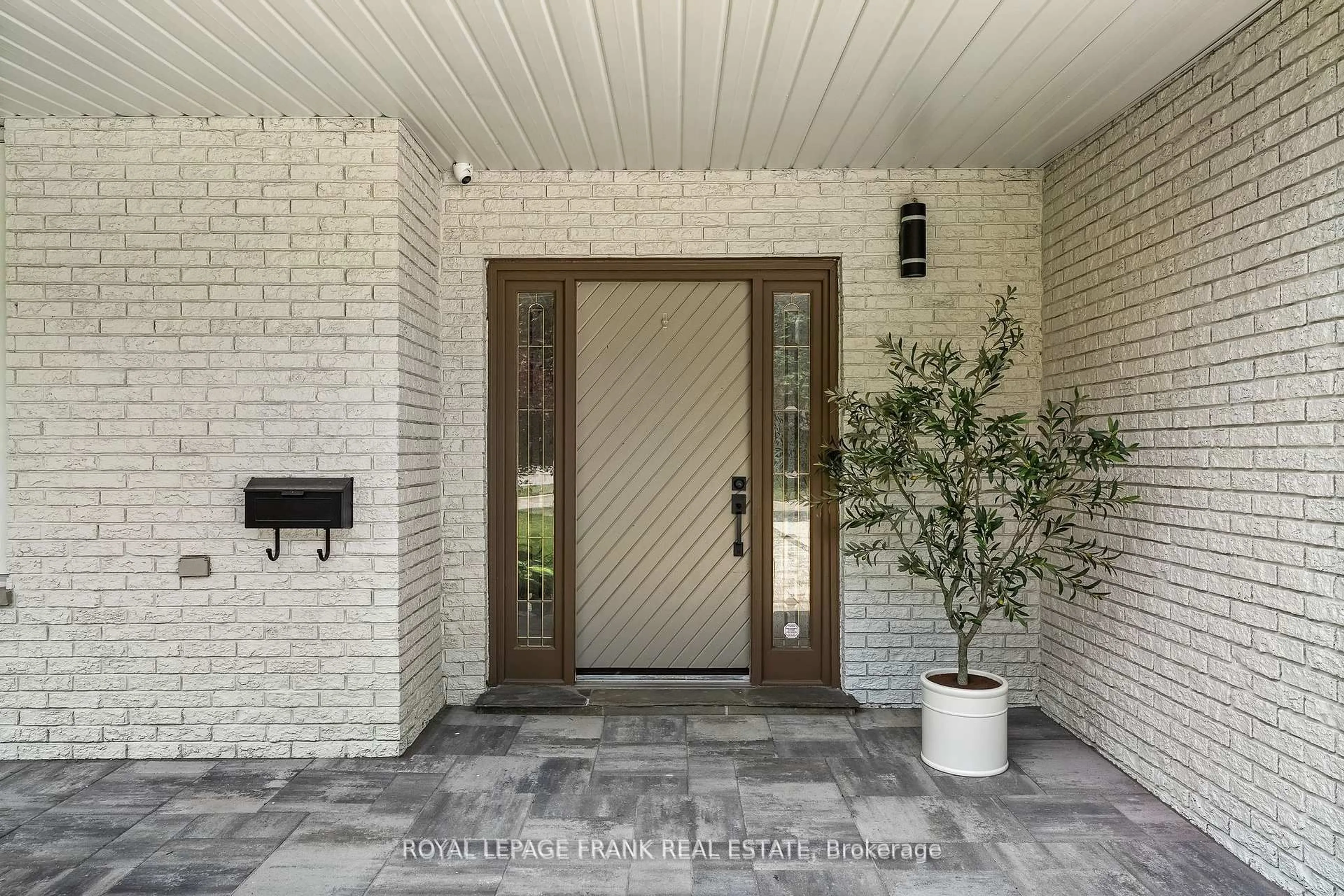 Indoor entryway for 251 Sherwood Crt, Oshawa Ontario L1G 6P5