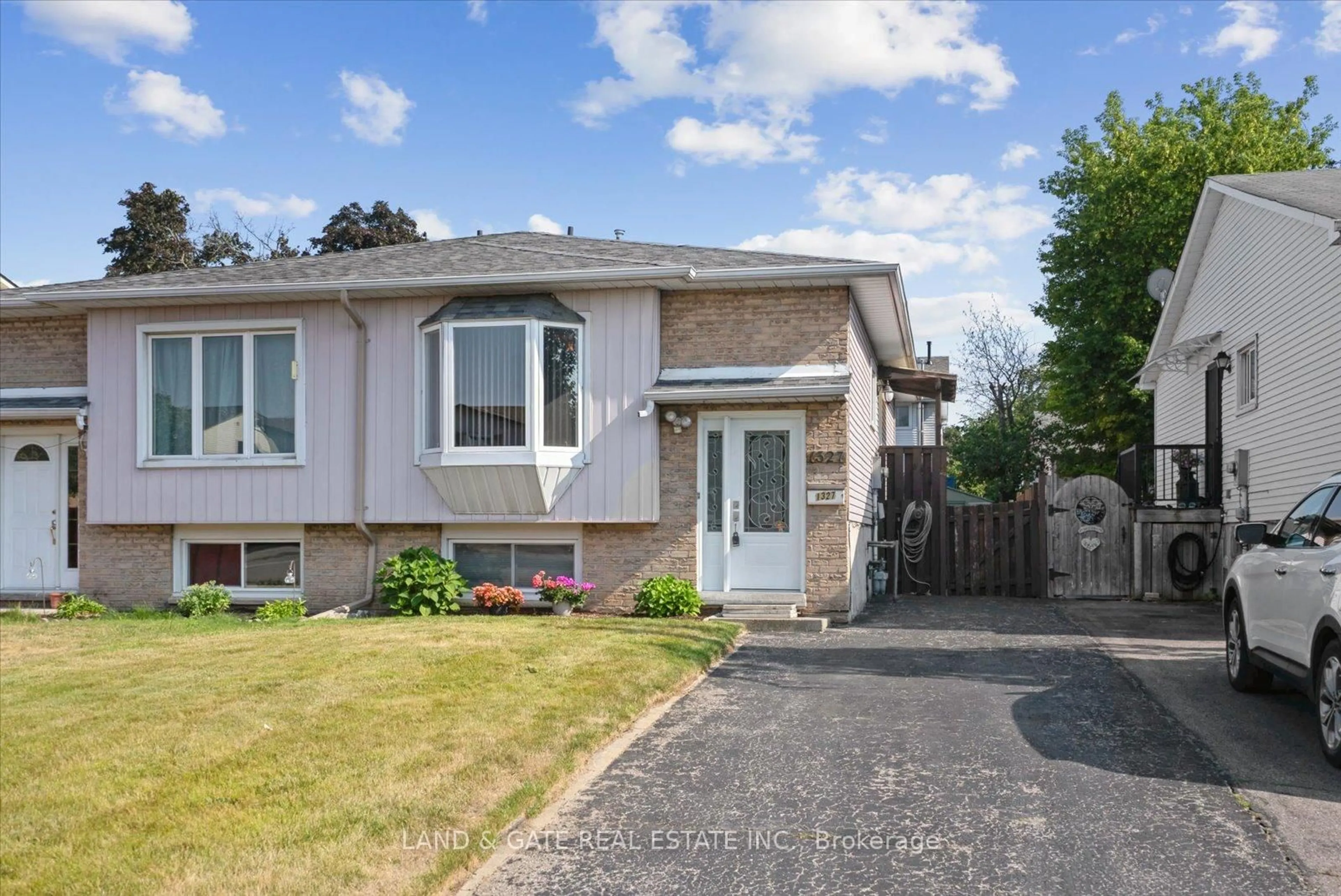 Home with vinyl exterior material, street for 1327 Pinehurst Ave, Oshawa Ontario L1H 8J8
