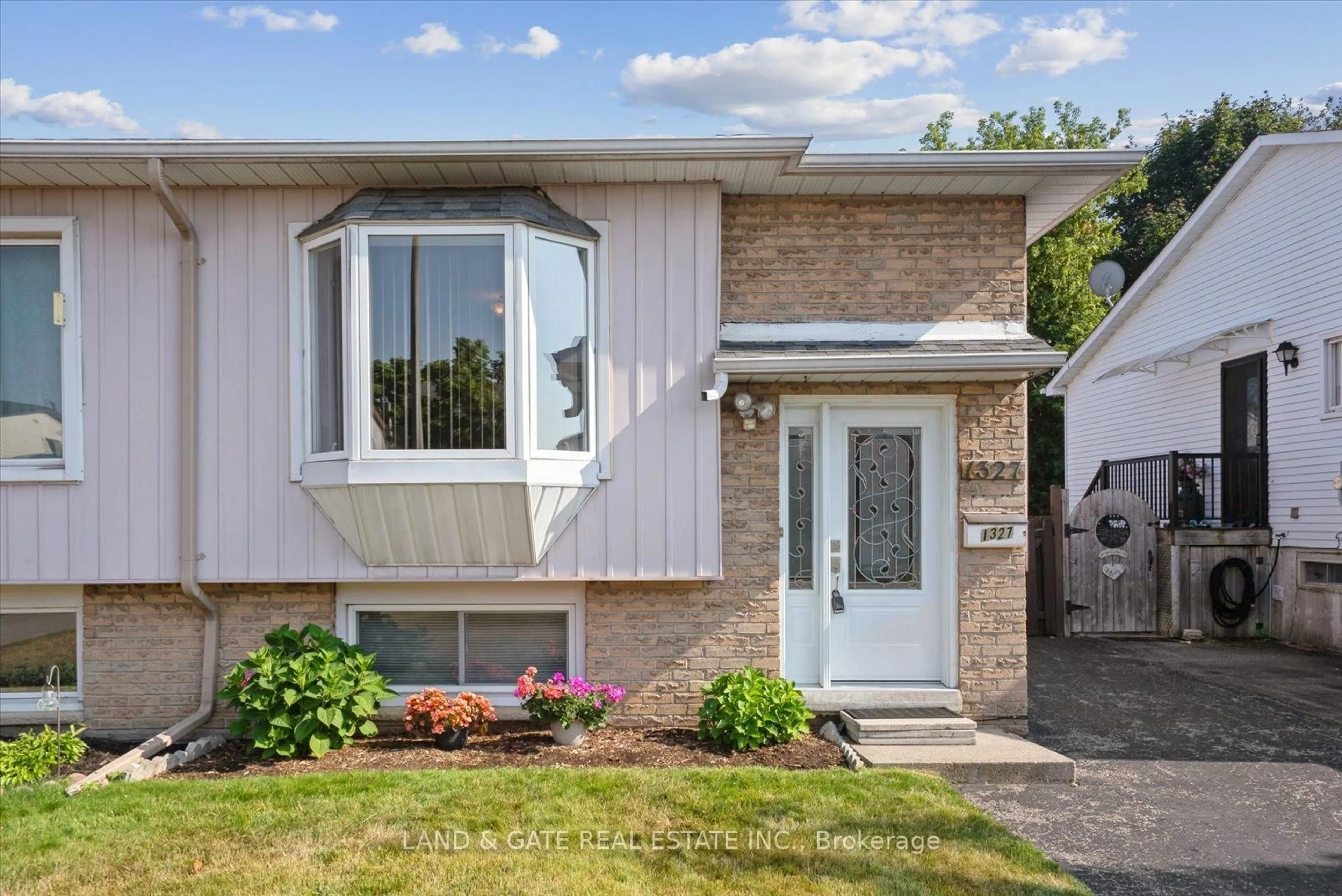 Home with vinyl exterior material, street for 1327 Pinehurst Ave, Oshawa Ontario L1H 8J8