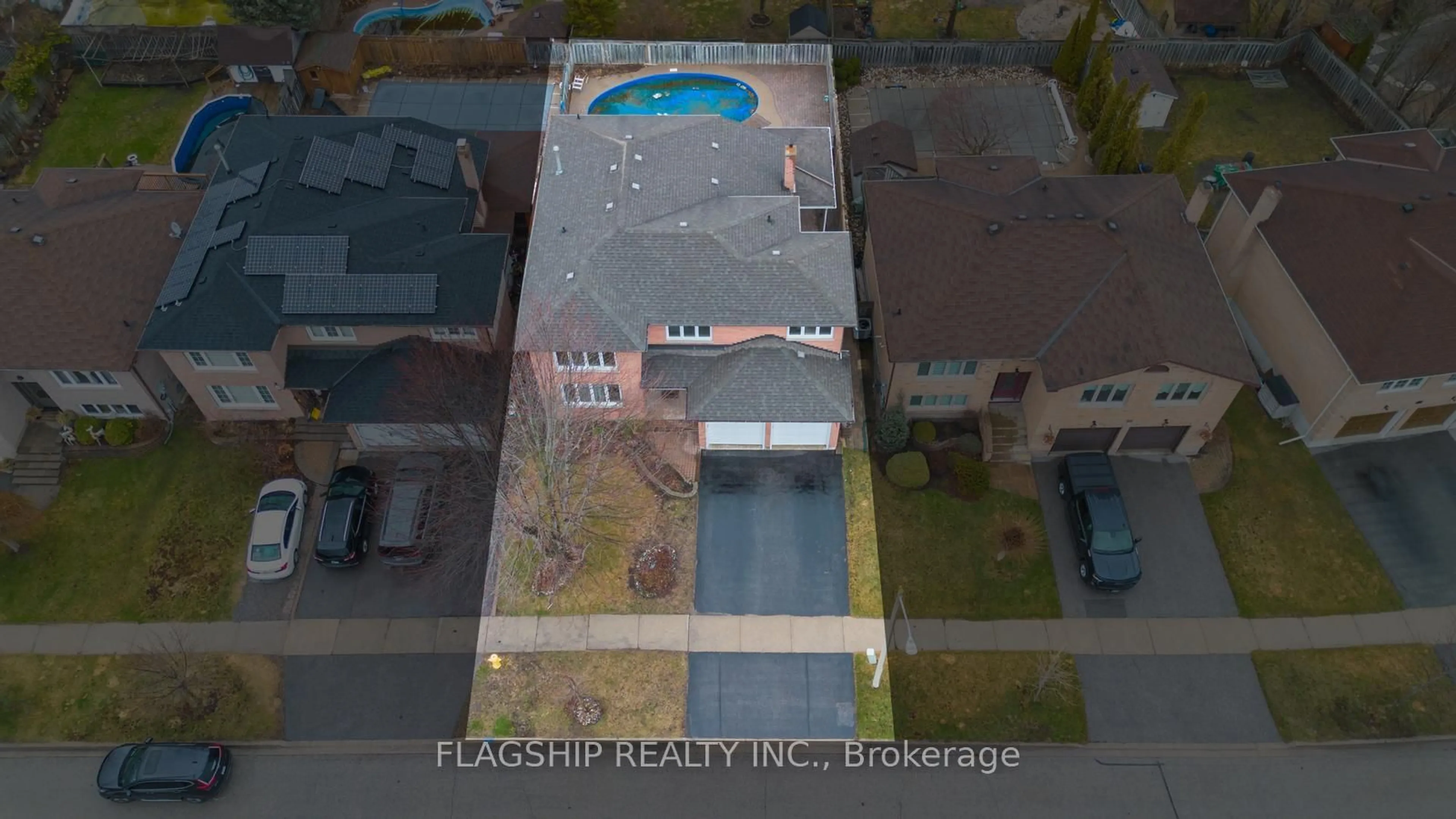 A pic from outside/outdoor area/front of a property/back of a property/a pic from drone, city buildings view from balcony for 98 Devondale St, Clarington Ontario L1E 2A1