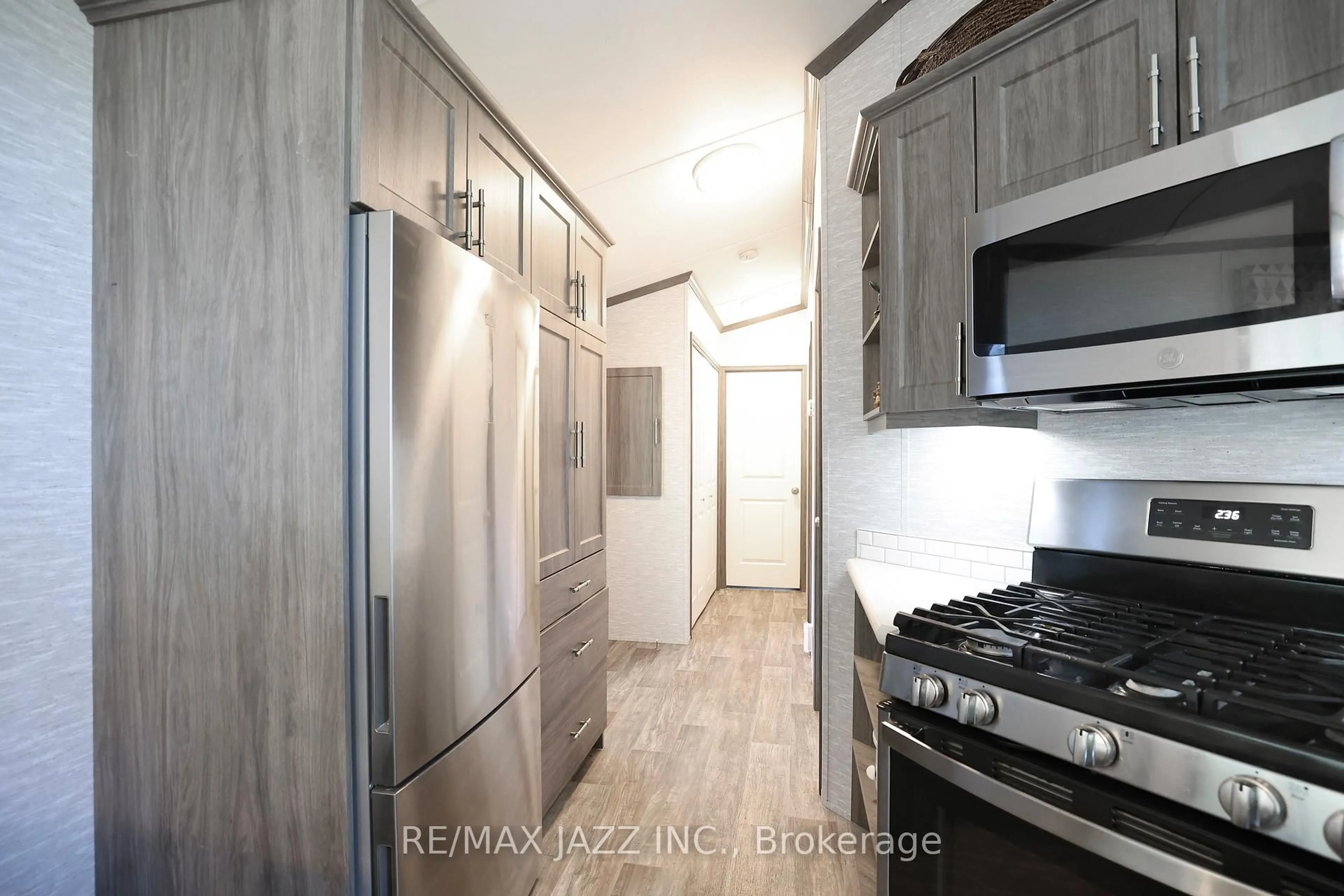 Standard kitchen, wood/laminate floor for 225 Platten Blvd #819, Scugog Ontario L9L 1B4
