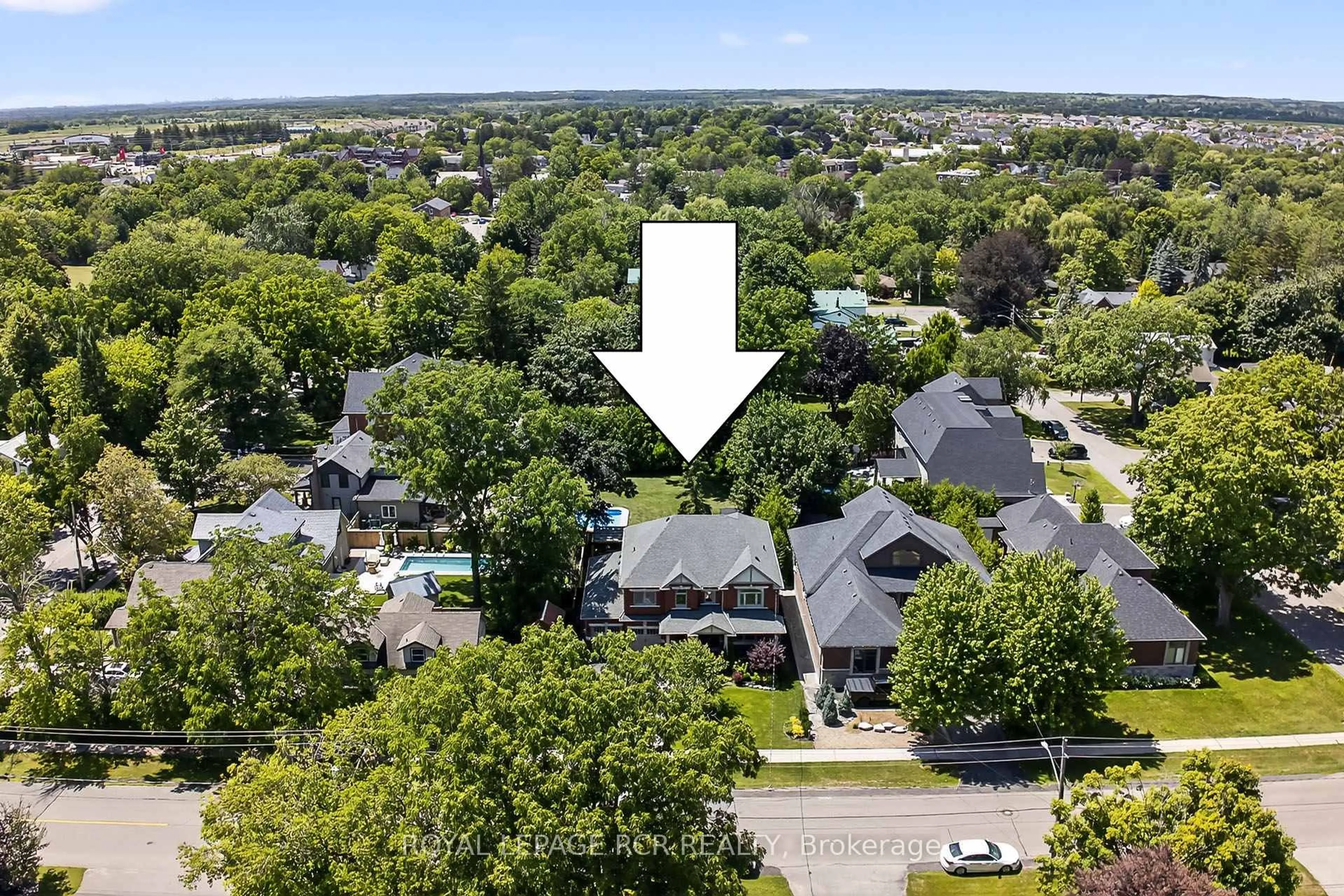A pic from outside/outdoor area/front of a property/back of a property/a pic from drone, unknown for 42 Queen St, Whitby Ontario L1M 1C4