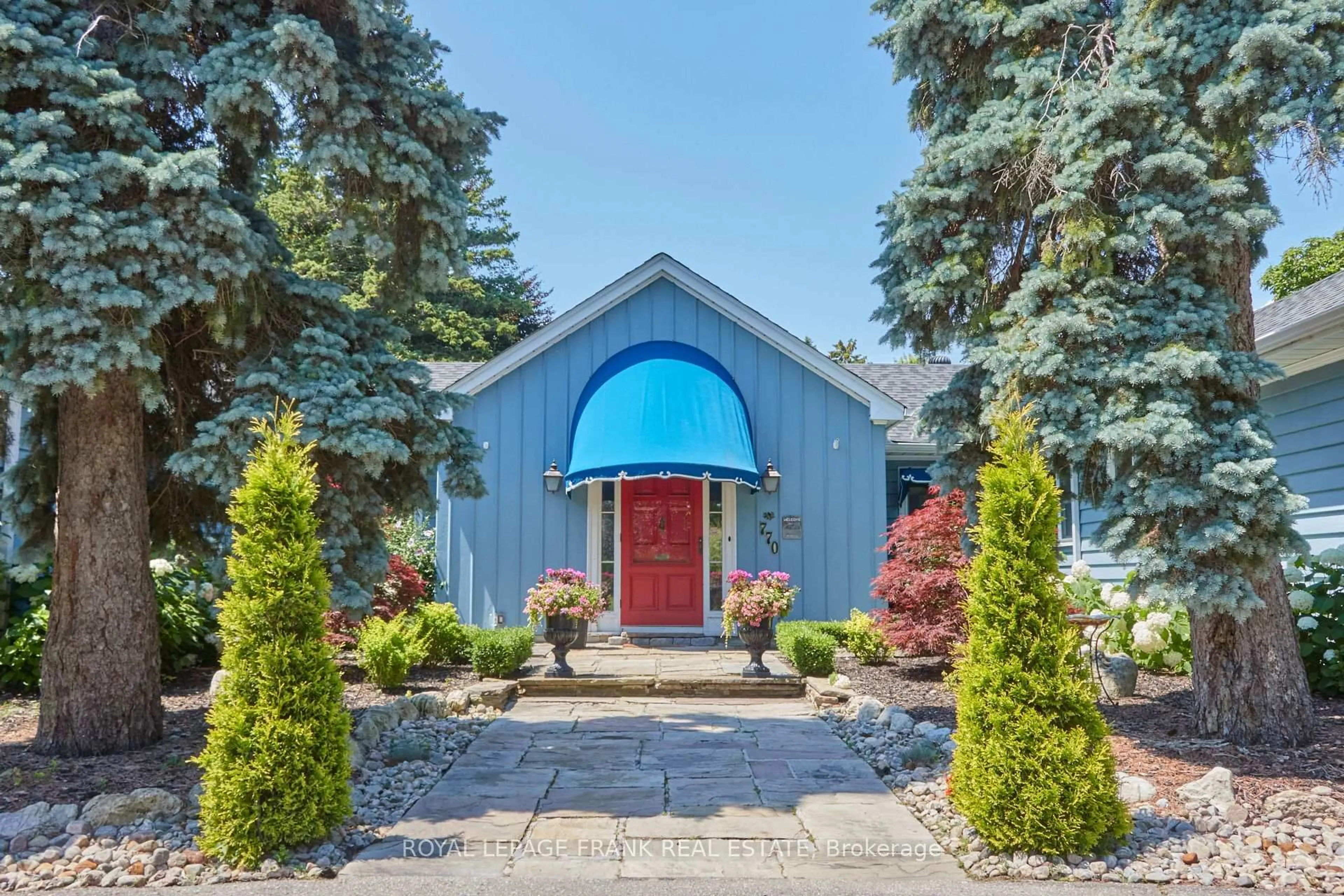 Indoor foyer for 770 Simcoe St, Oshawa Ontario L1G 4V8