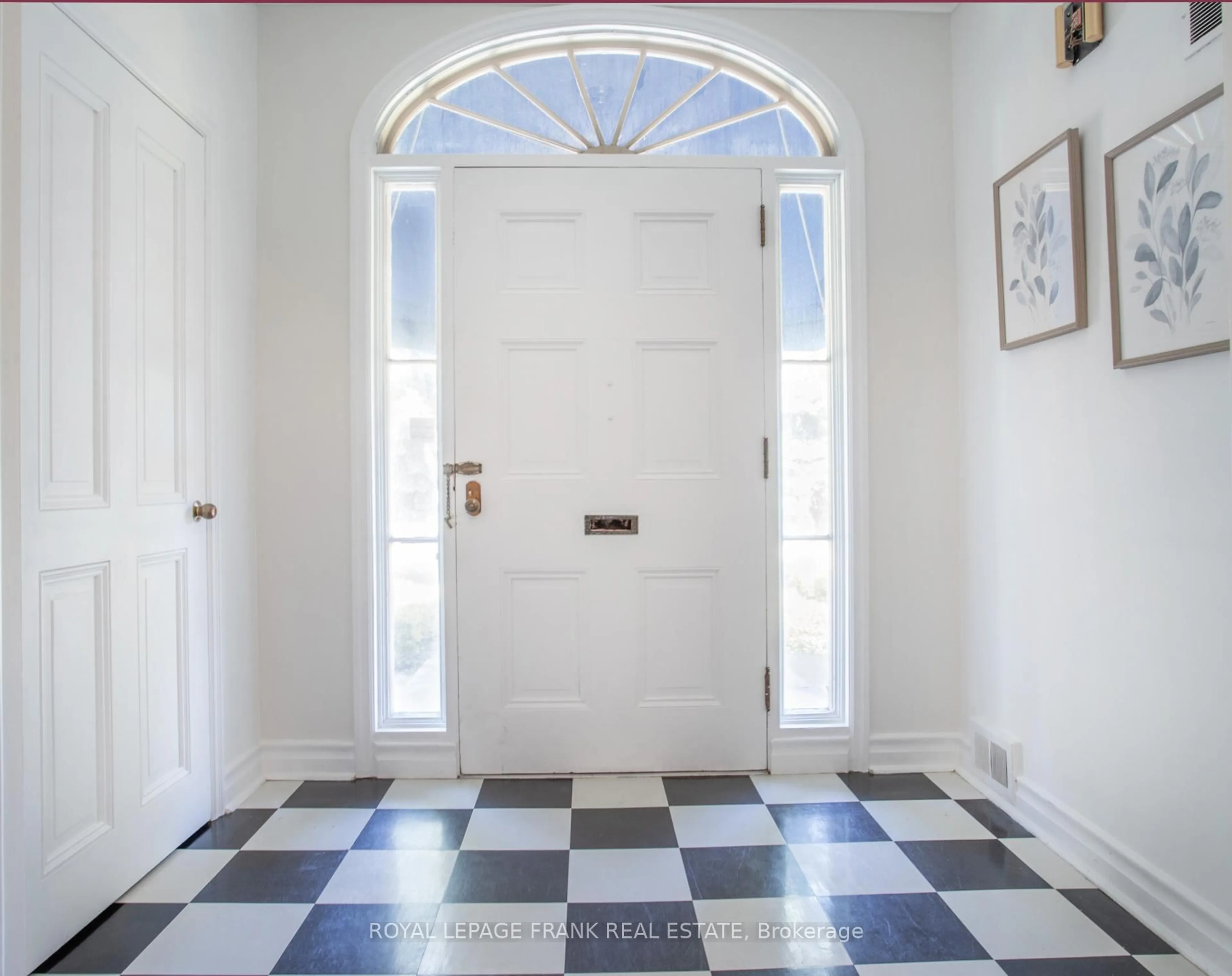 Indoor foyer for 770 Simcoe St, Oshawa Ontario L1G 4V8