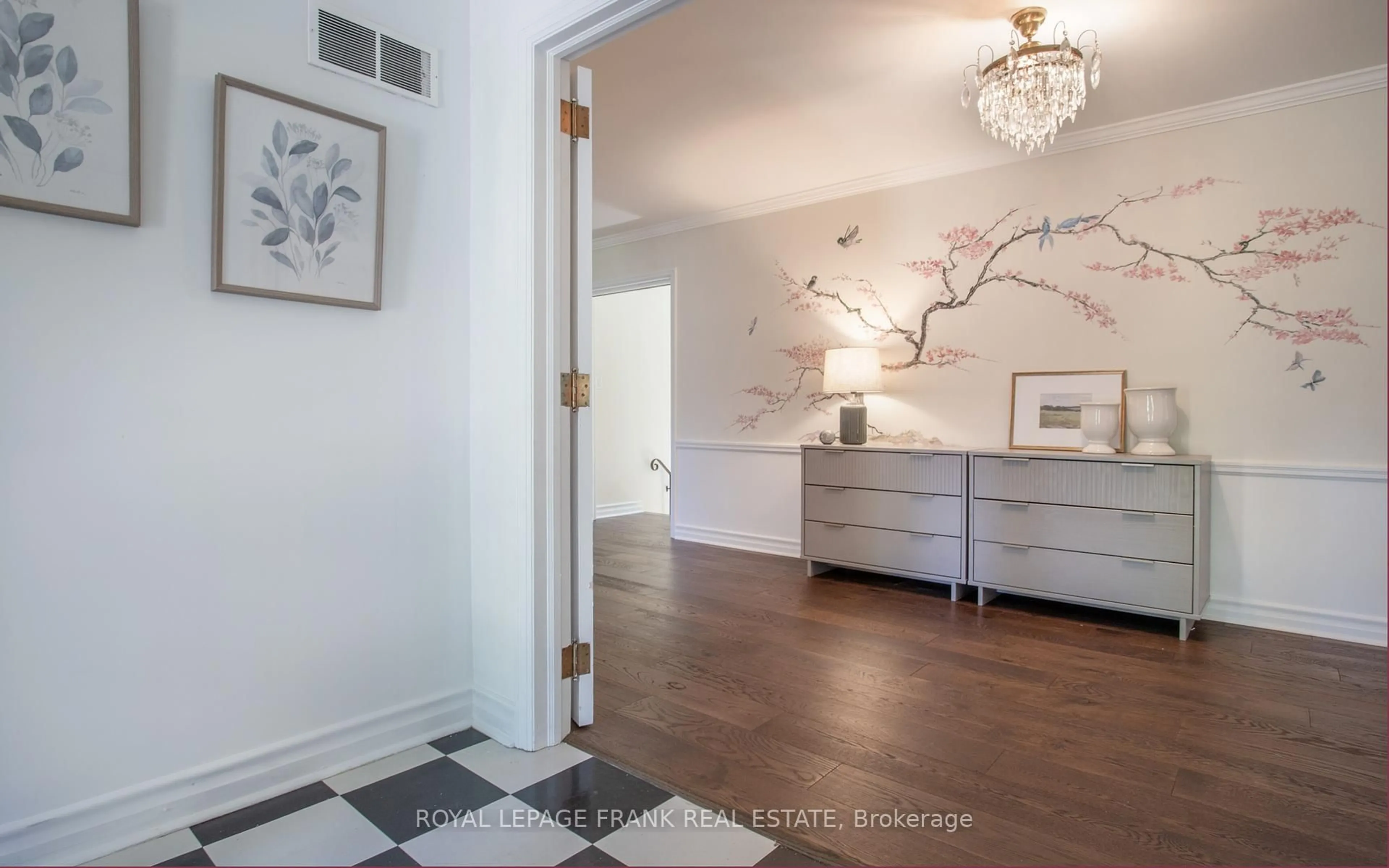 Indoor entryway for 770 Simcoe St, Oshawa Ontario L1G 4V8