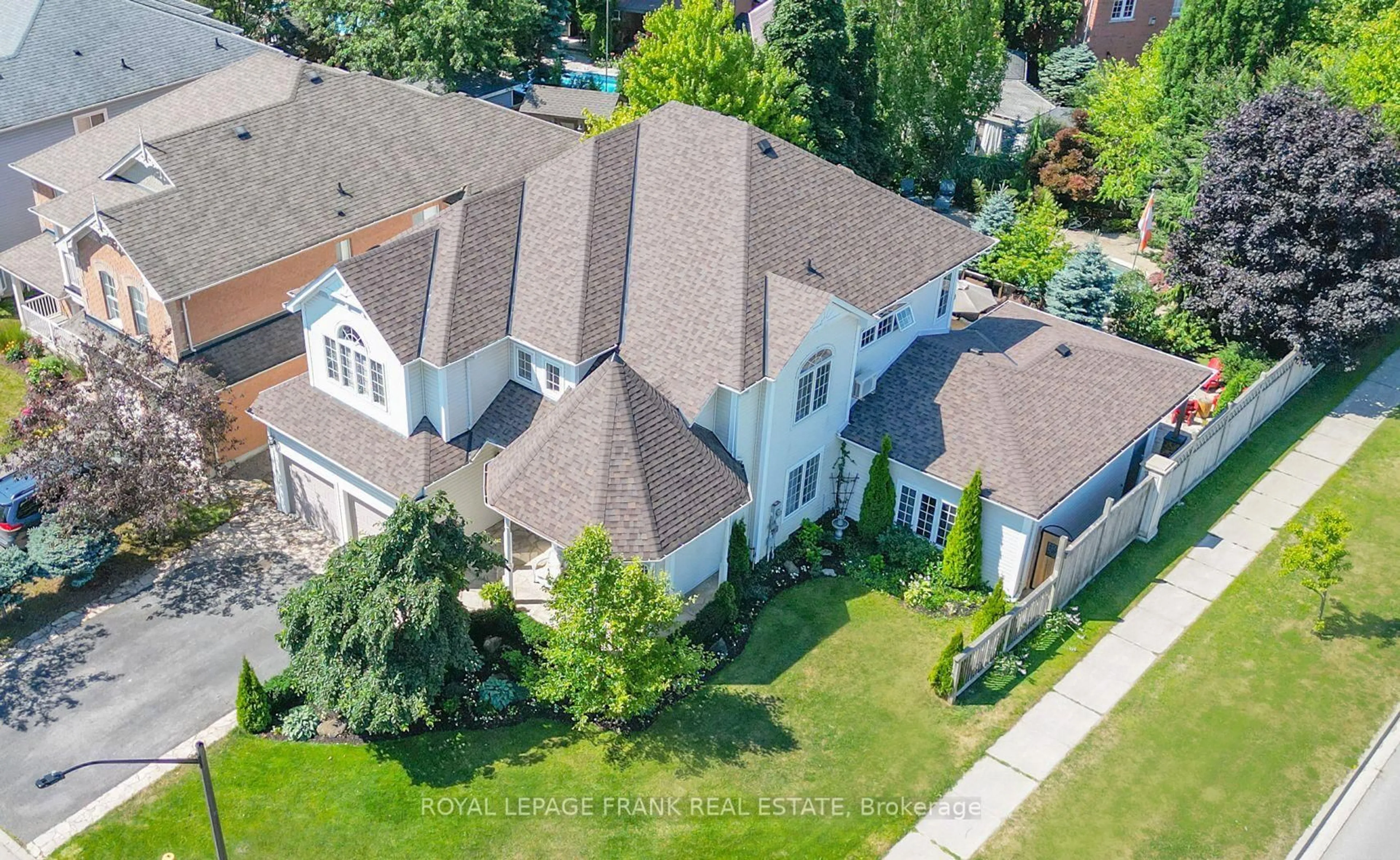 A pic from outside/outdoor area/front of a property/back of a property/a pic from drone, street for 54 Selkirk Dr, Whitby Ontario L1M 2E6
