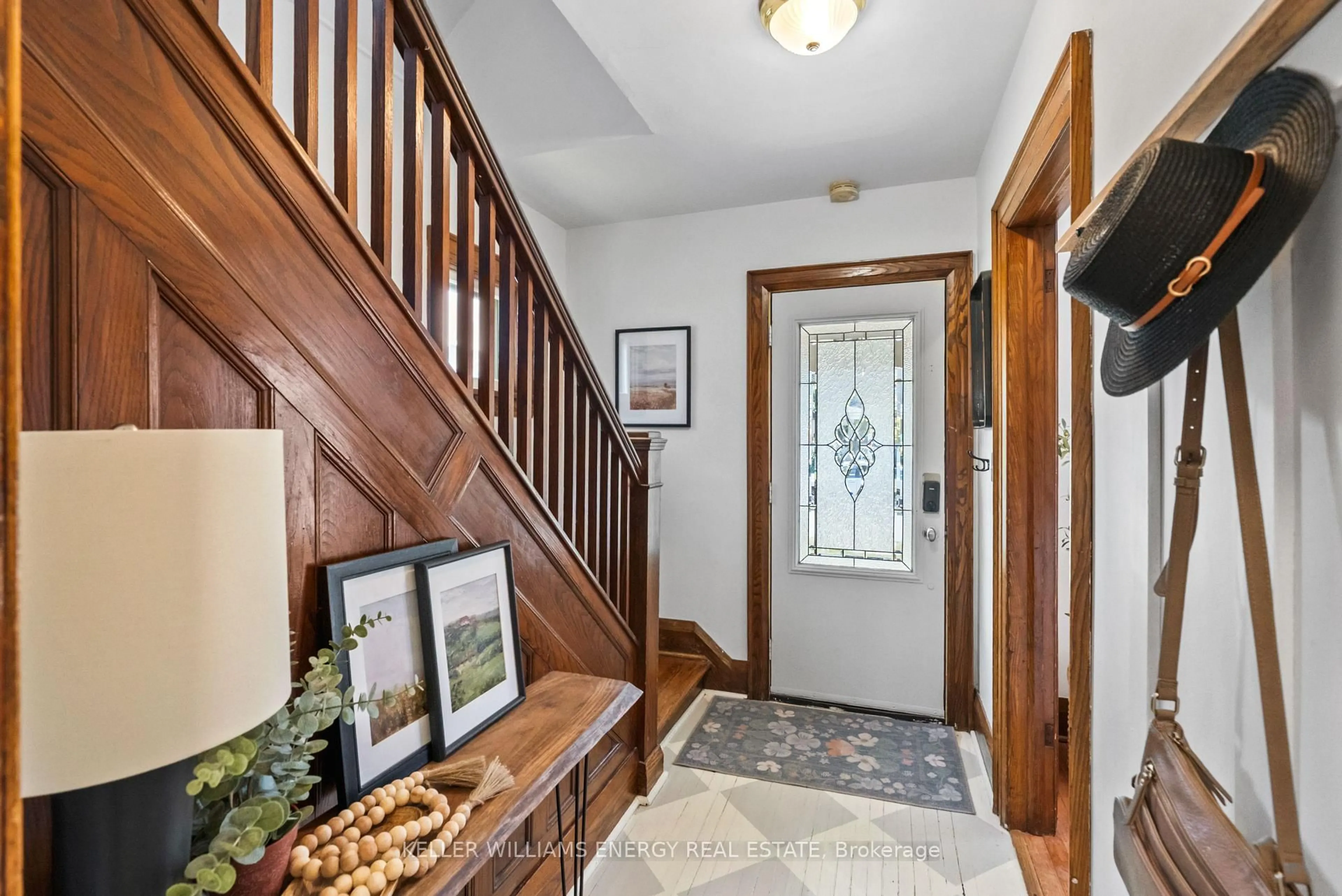 Indoor entryway for 207 Roxborough Ave, Oshawa Ontario L1G 5W8