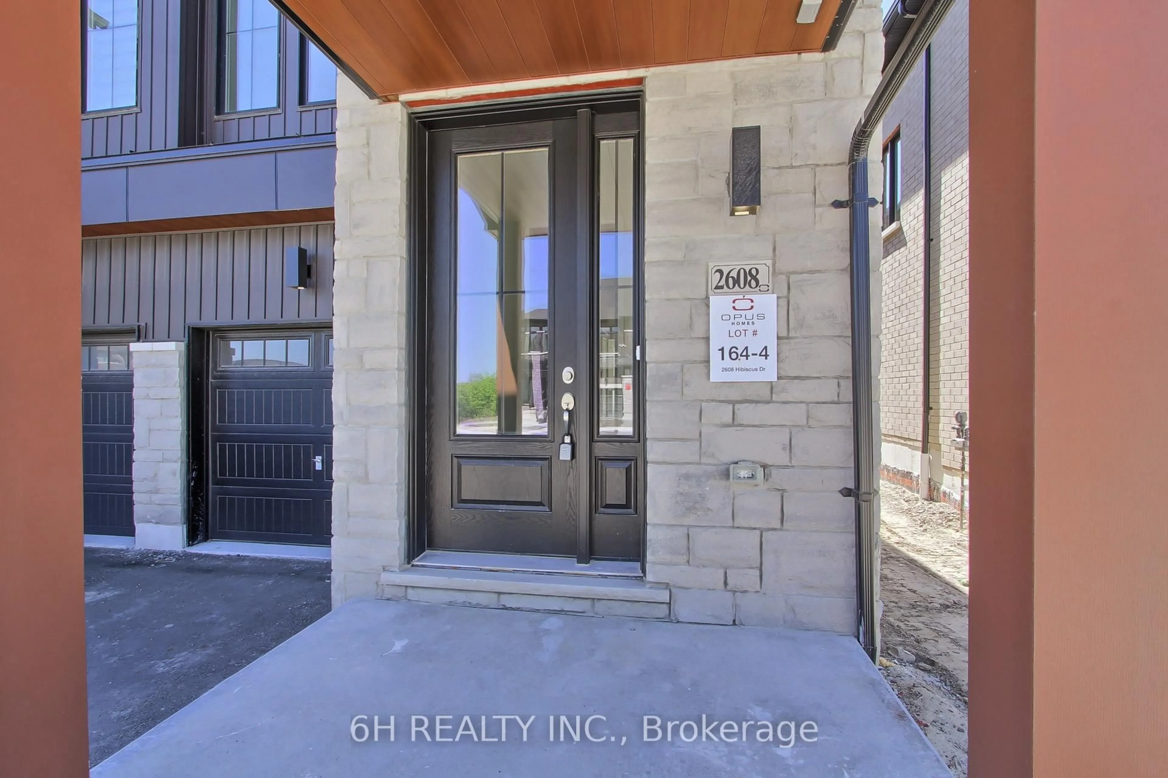 Indoor entryway for 2608 Hibiscus Dr, Pickering Ontario L1X 0L8