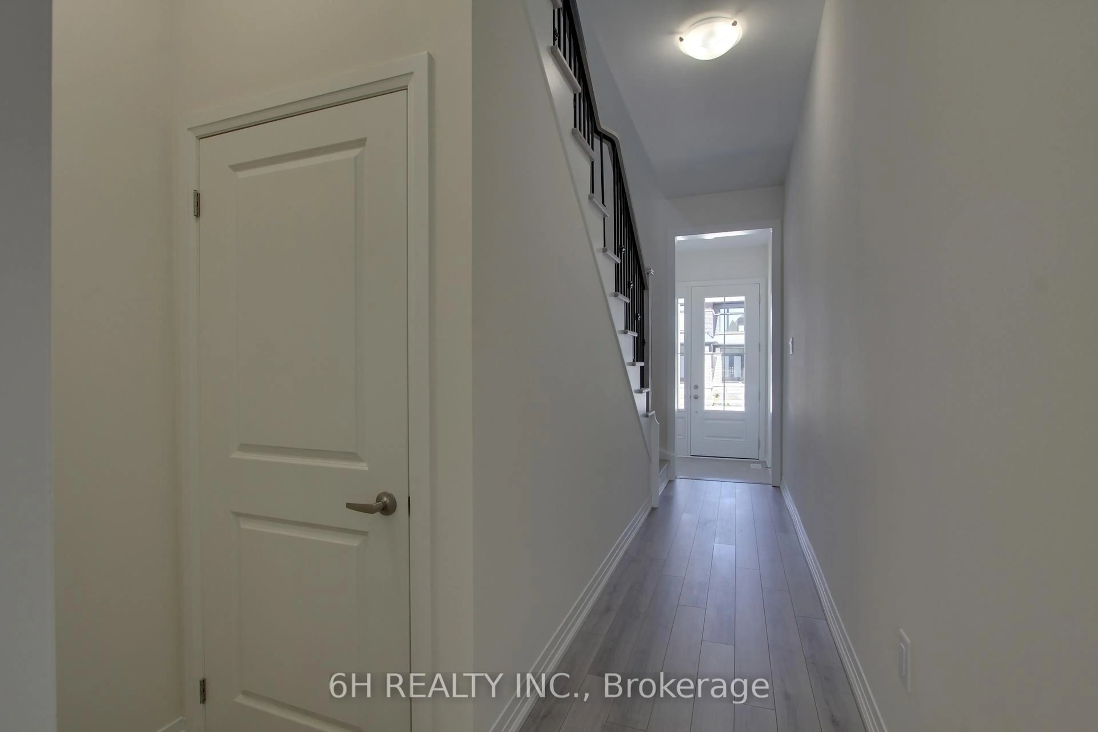 Indoor entryway for 2608 Hibiscus Dr, Pickering Ontario L1X 0L8