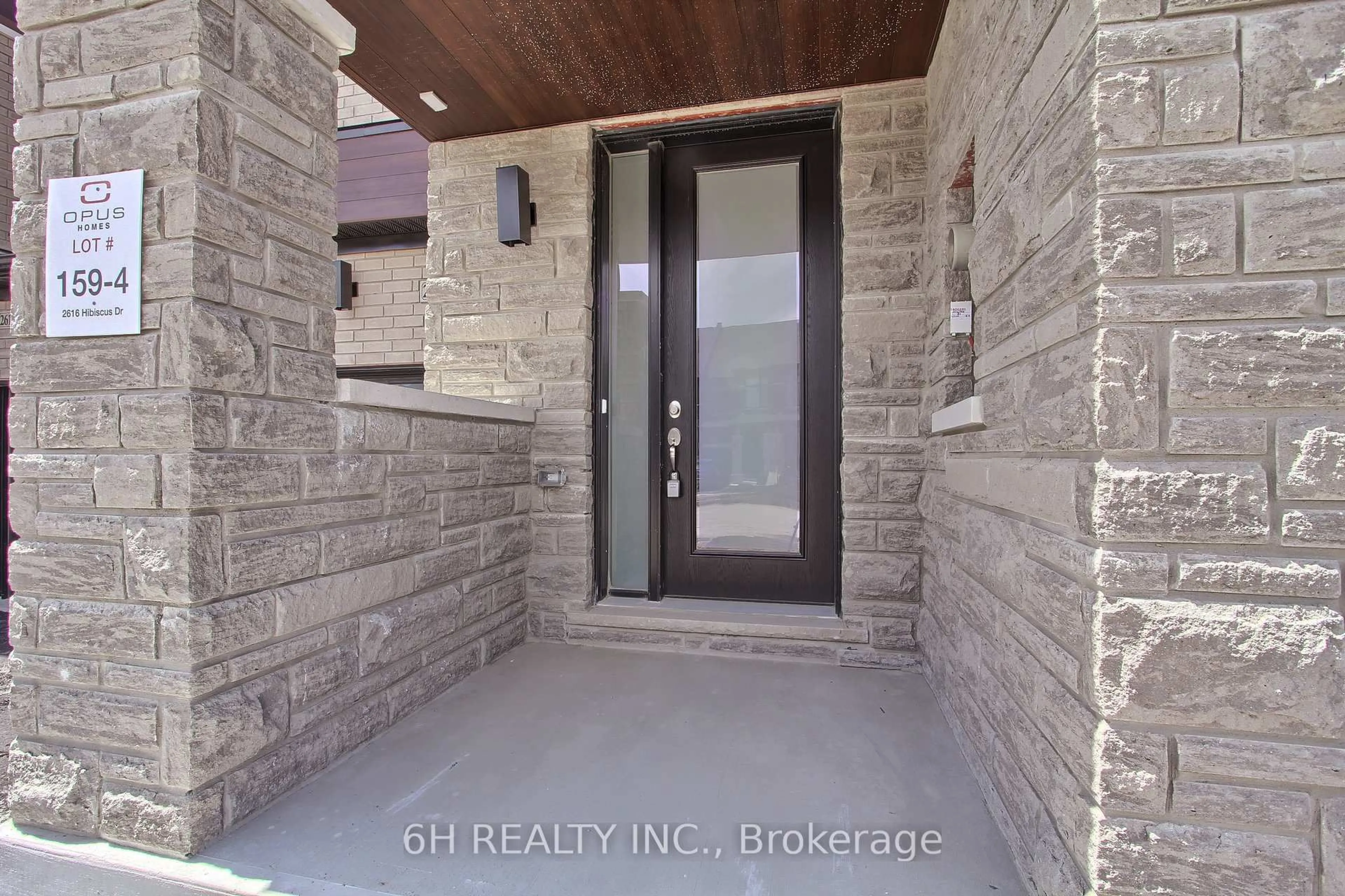 Indoor entryway for 2616 Hibiscus Dr, Pickering Ontario L1X 0L8