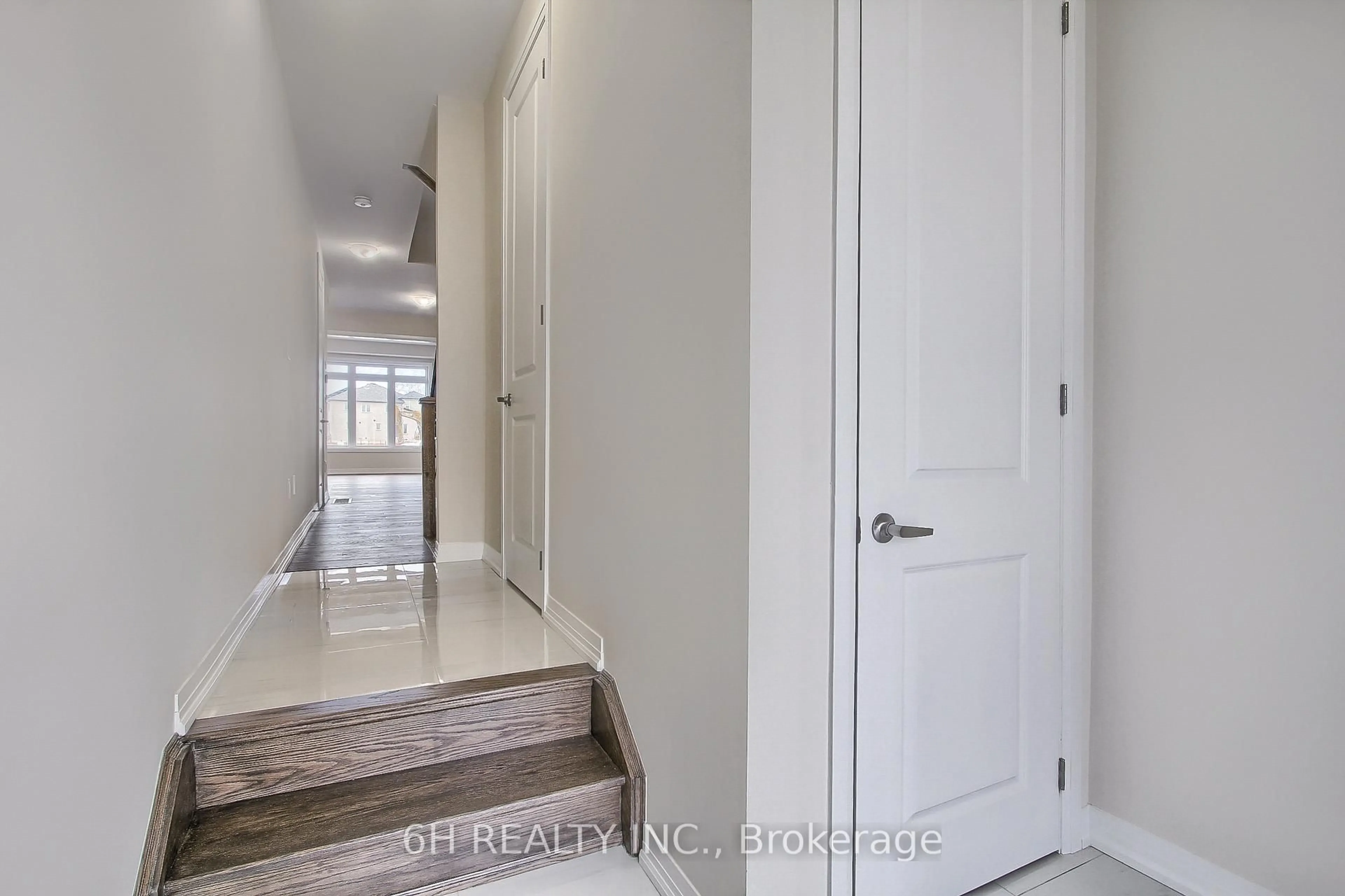Indoor entryway for 2616 Hibiscus Dr, Pickering Ontario L1X 0L8