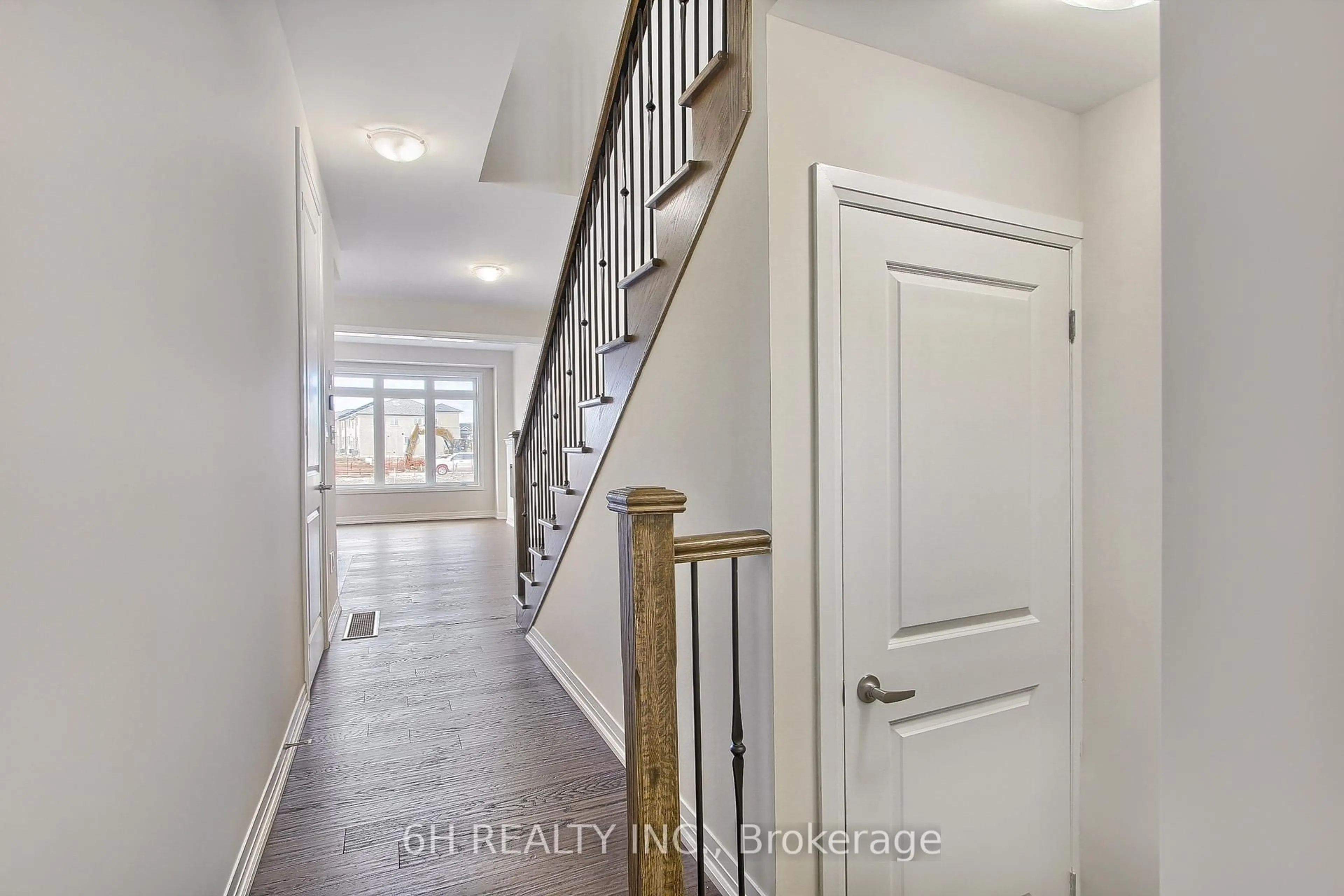 Indoor entryway for 2616 Hibiscus Dr, Pickering Ontario L1X 0L8