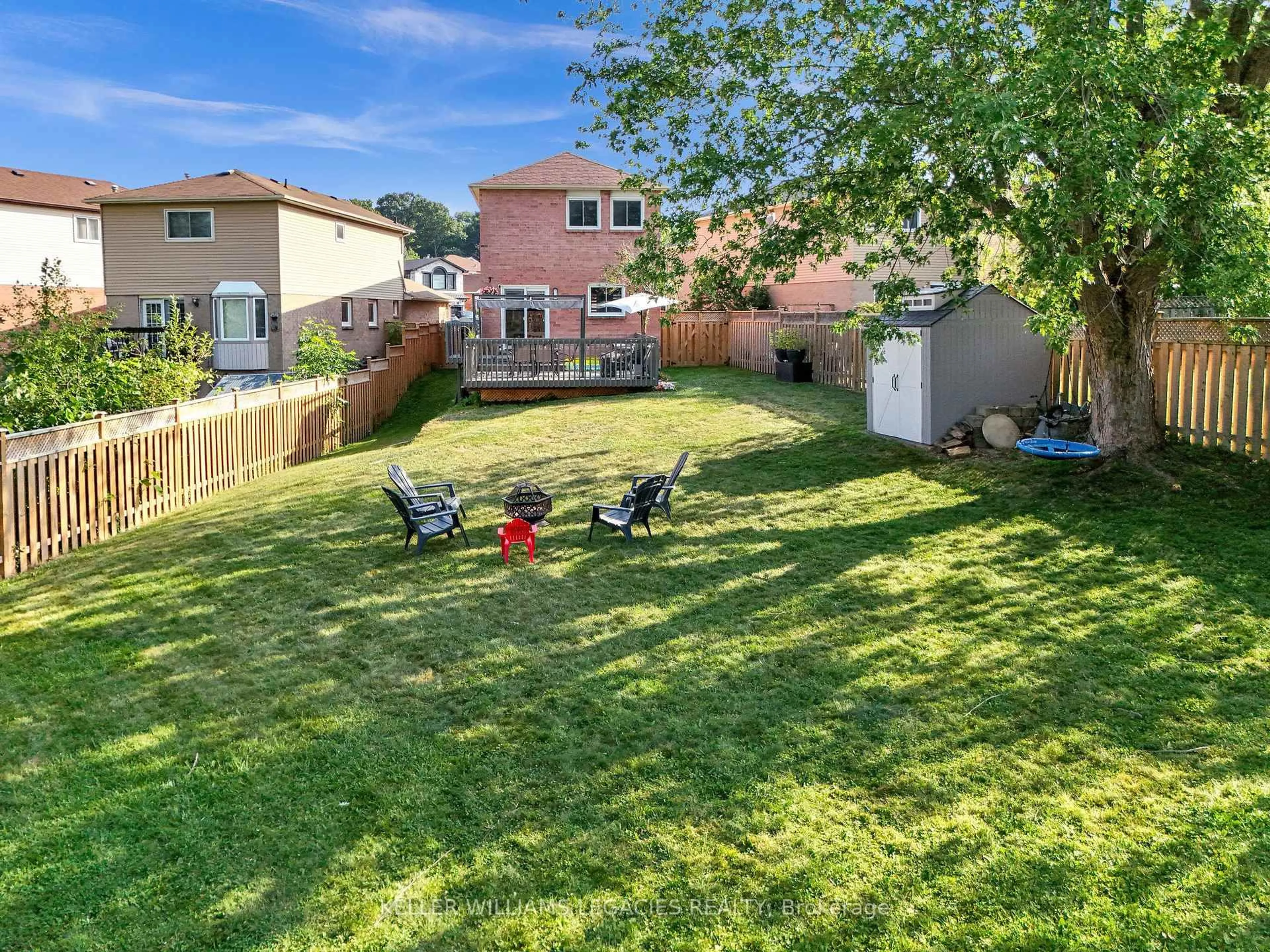 Patio, street for 1618 Tawnberry St, Pickering Ontario L1X 2C3
