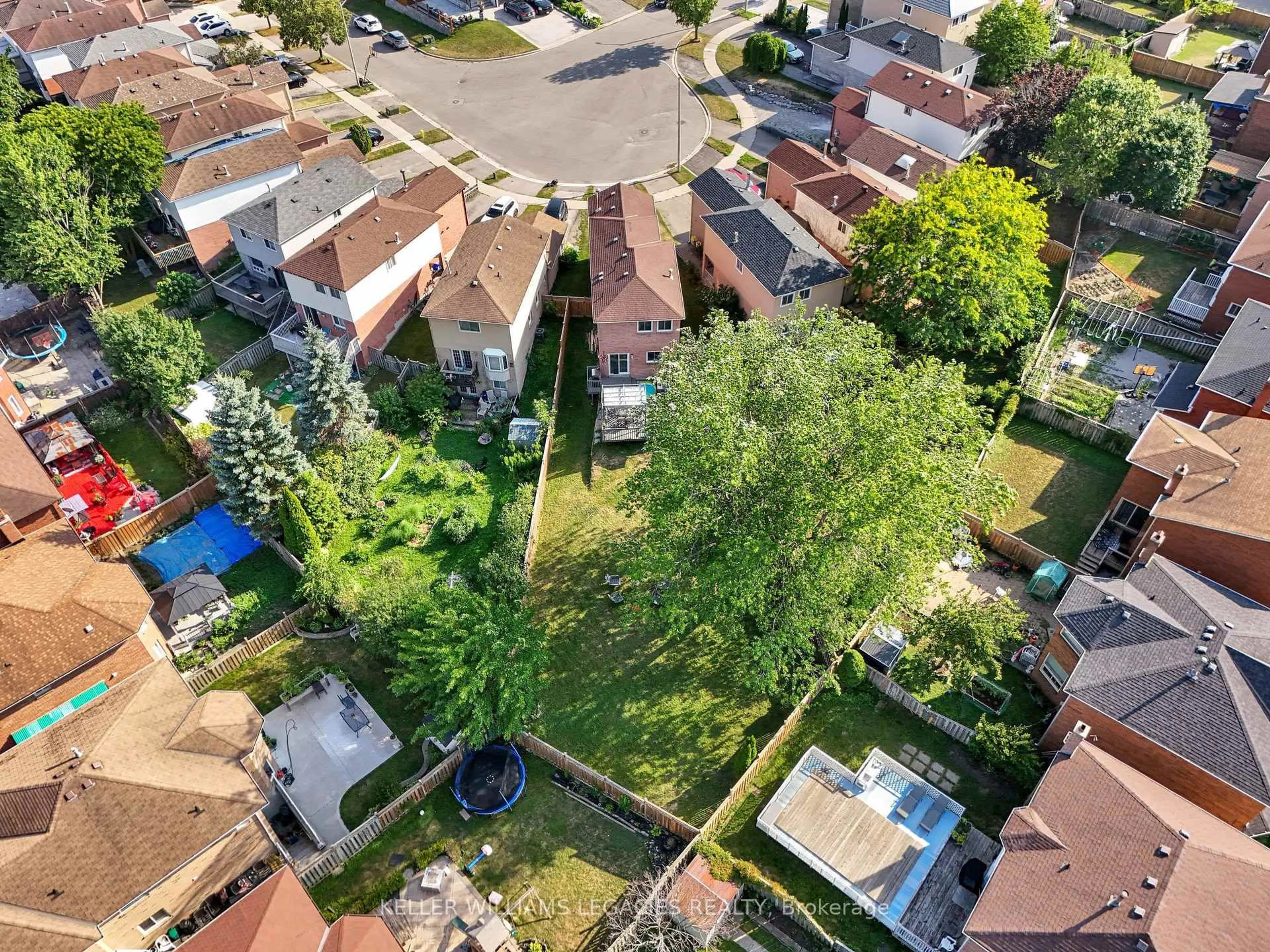 A pic from outside/outdoor area/front of a property/back of a property/a pic from drone, street for 1618 Tawnberry St, Pickering Ontario L1X 2C3