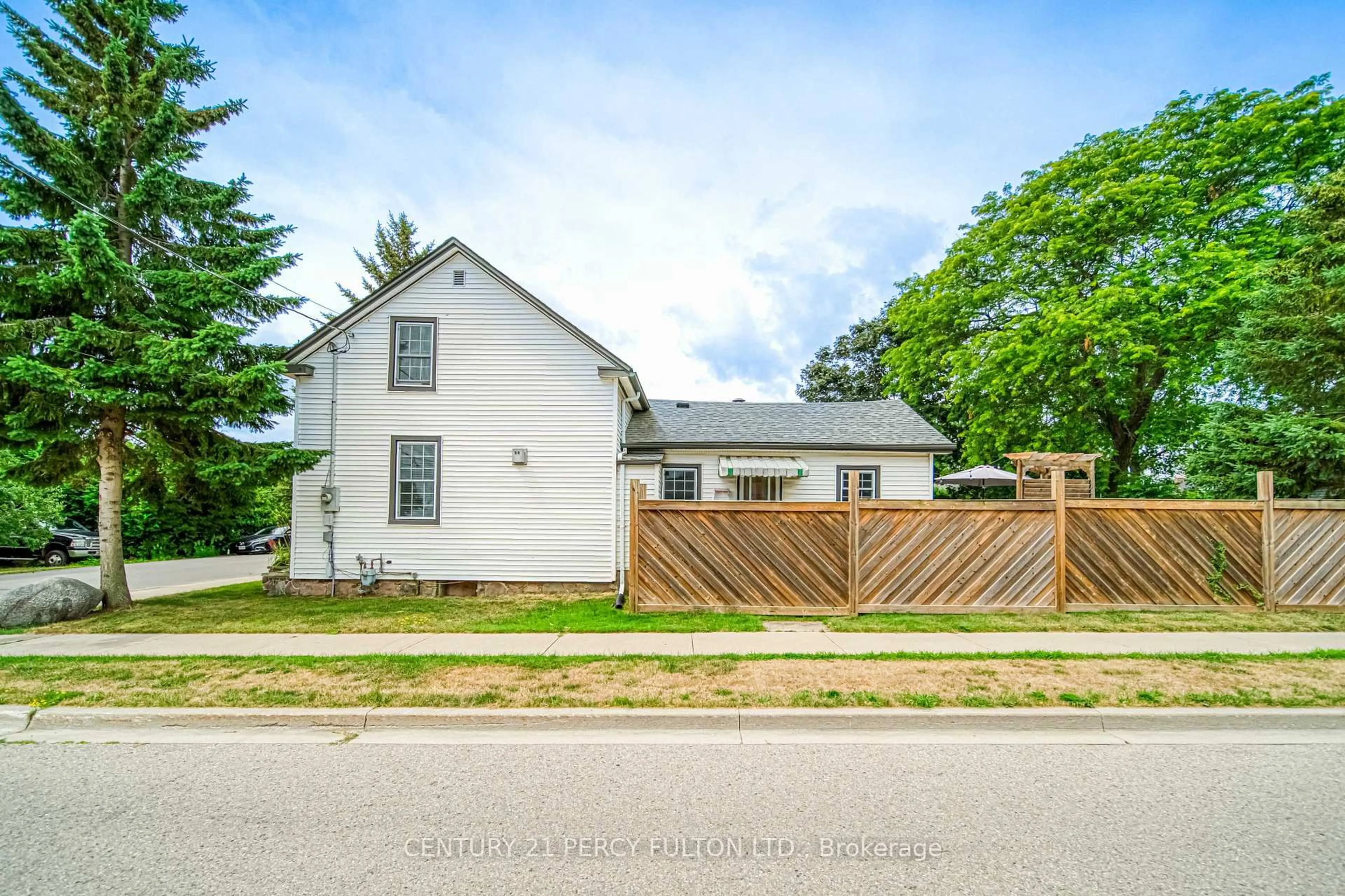 A pic from outside/outdoor area/front of a property/back of a property/a pic from drone, street for 16 Second St, Clarington Ontario L1C 2B2