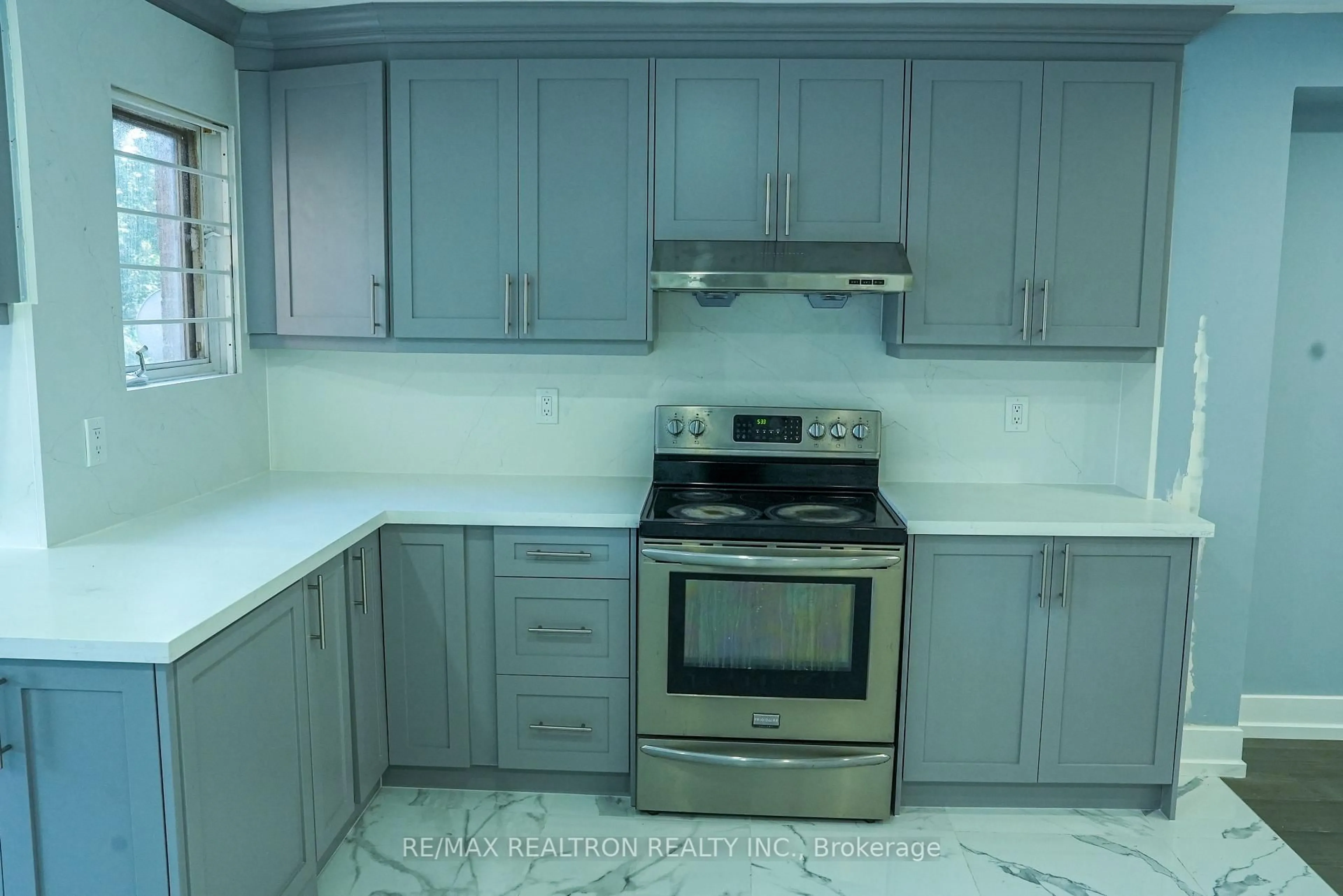 Standard kitchen, ceramic/tile floor for 17 Lenthall Ave, Toronto Ontario M1B 2C7