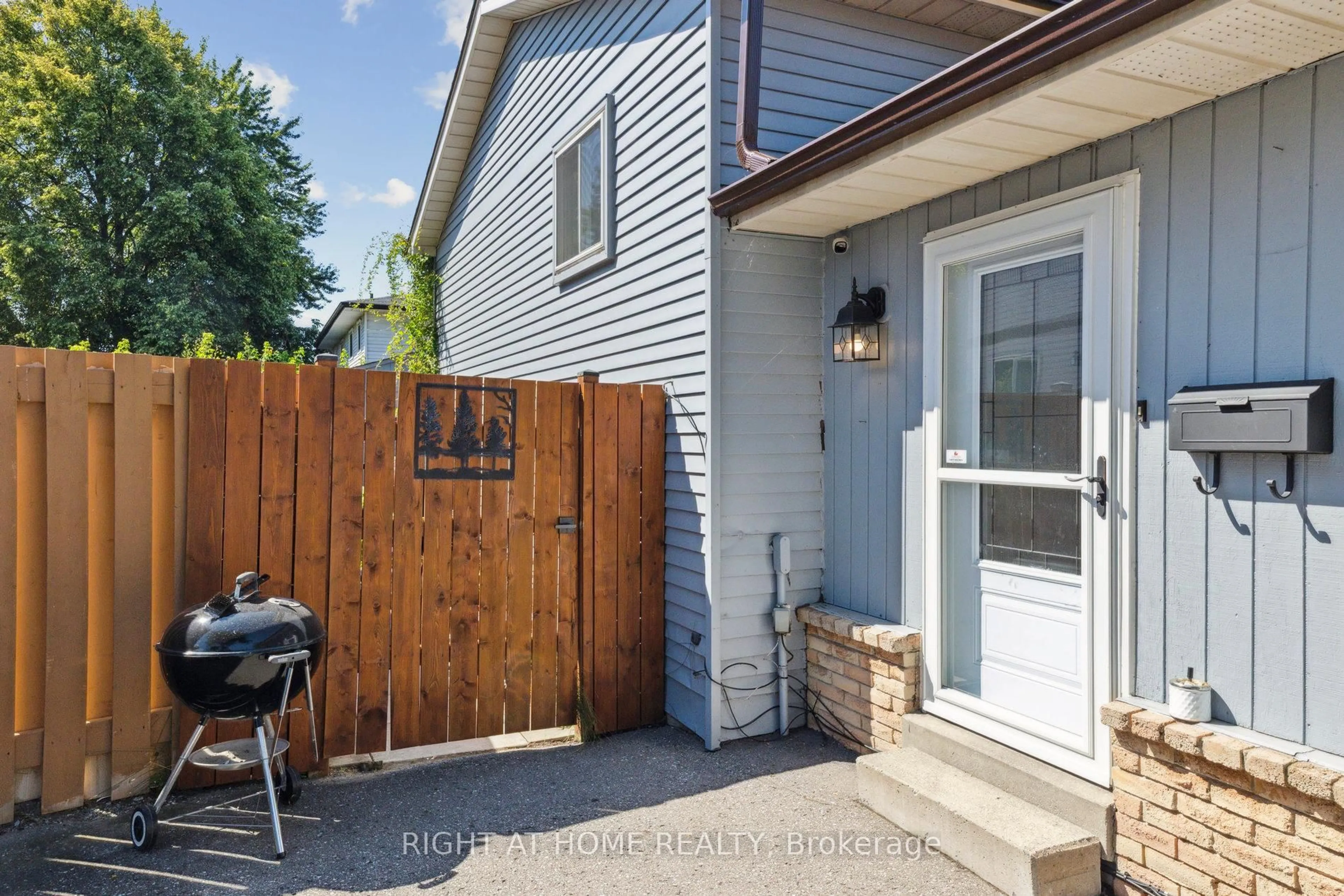 Patio, street for 403 Chandos Crt, Oshawa Ontario L1J 6R1