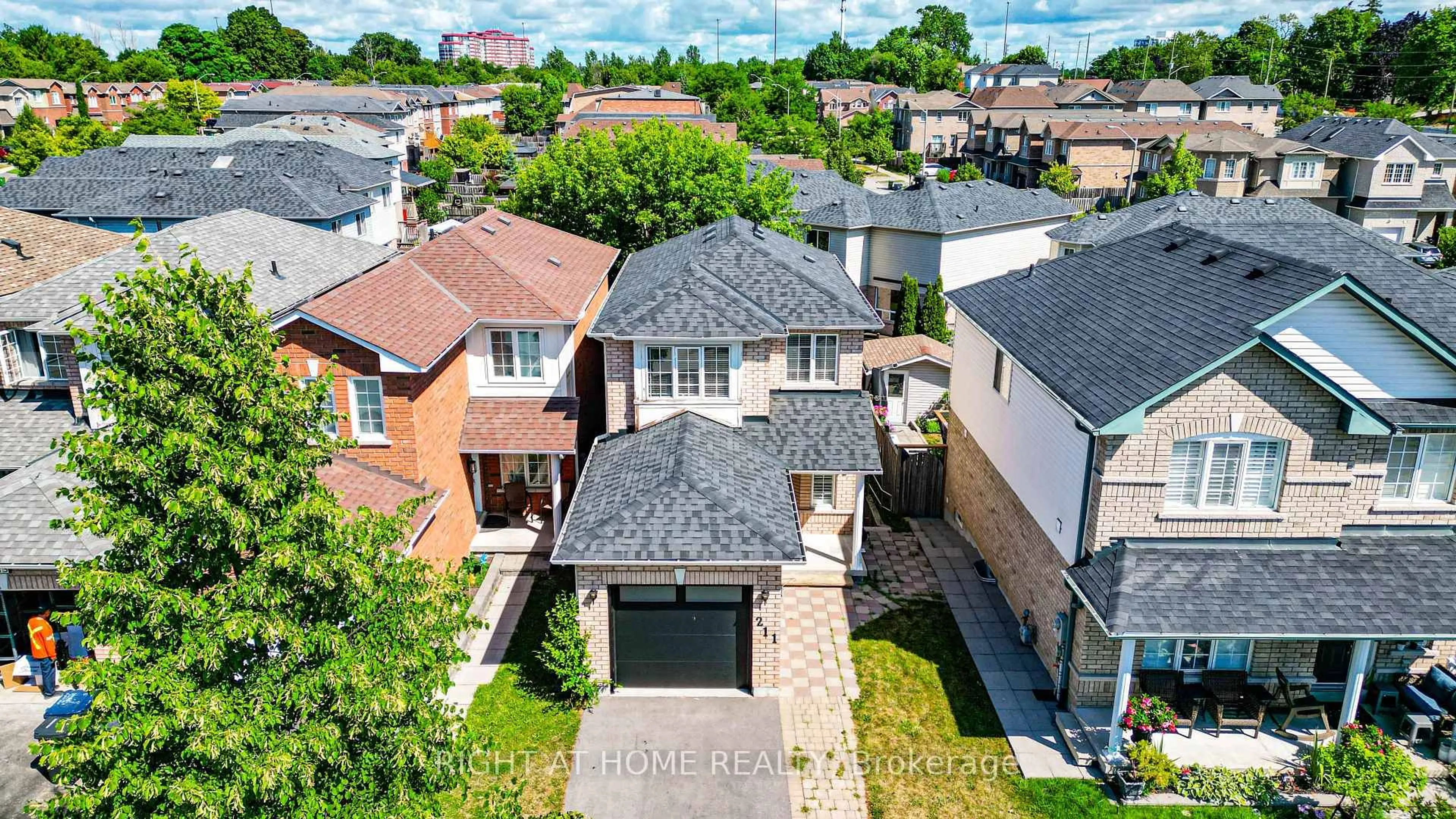 A pic from outside/outdoor area/front of a property/back of a property/a pic from drone, street for 211 Andona Cres, Toronto Ontario M1C 5J8