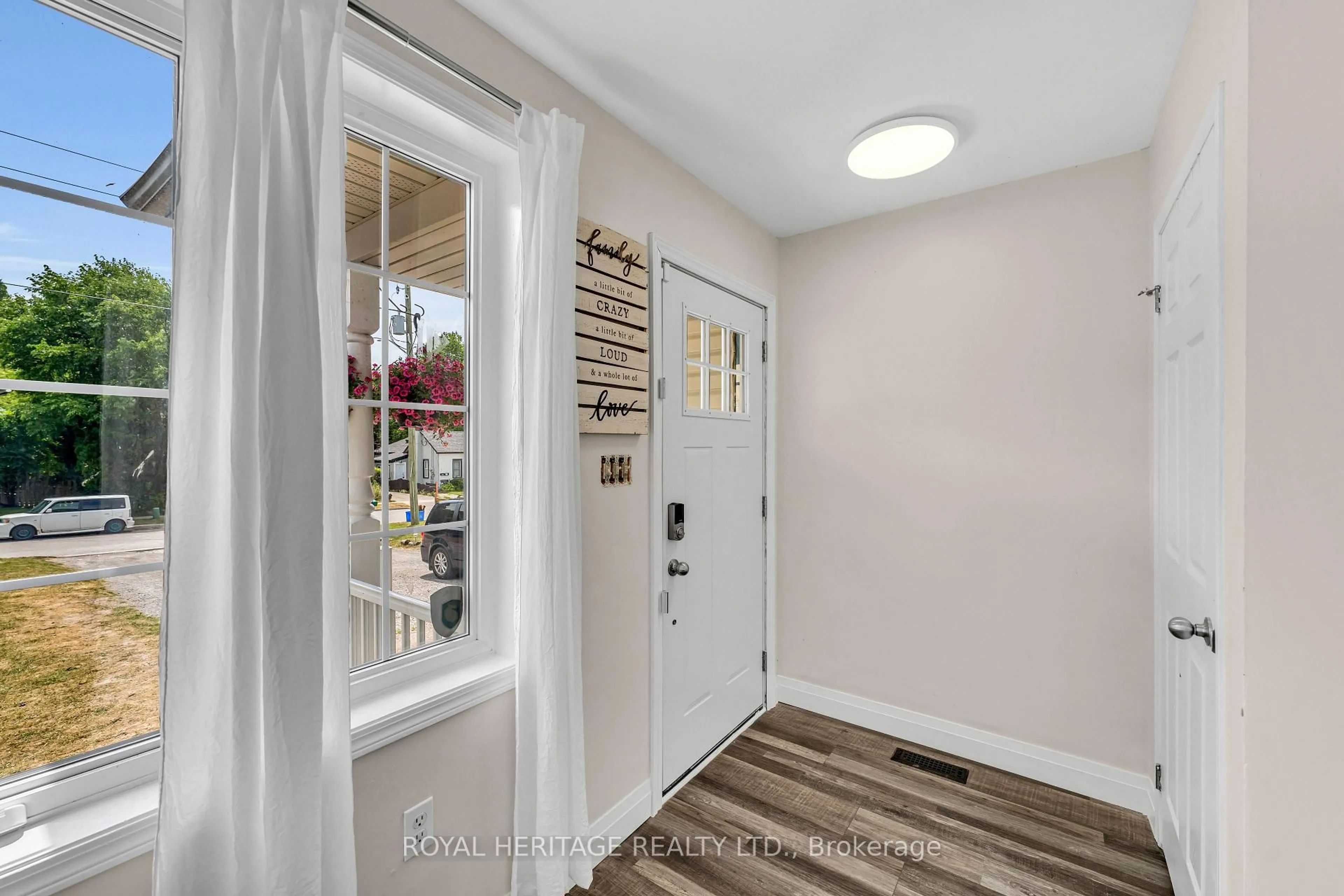 Indoor entryway for 64 Avenue St, Oshawa Ontario L1H 0B7