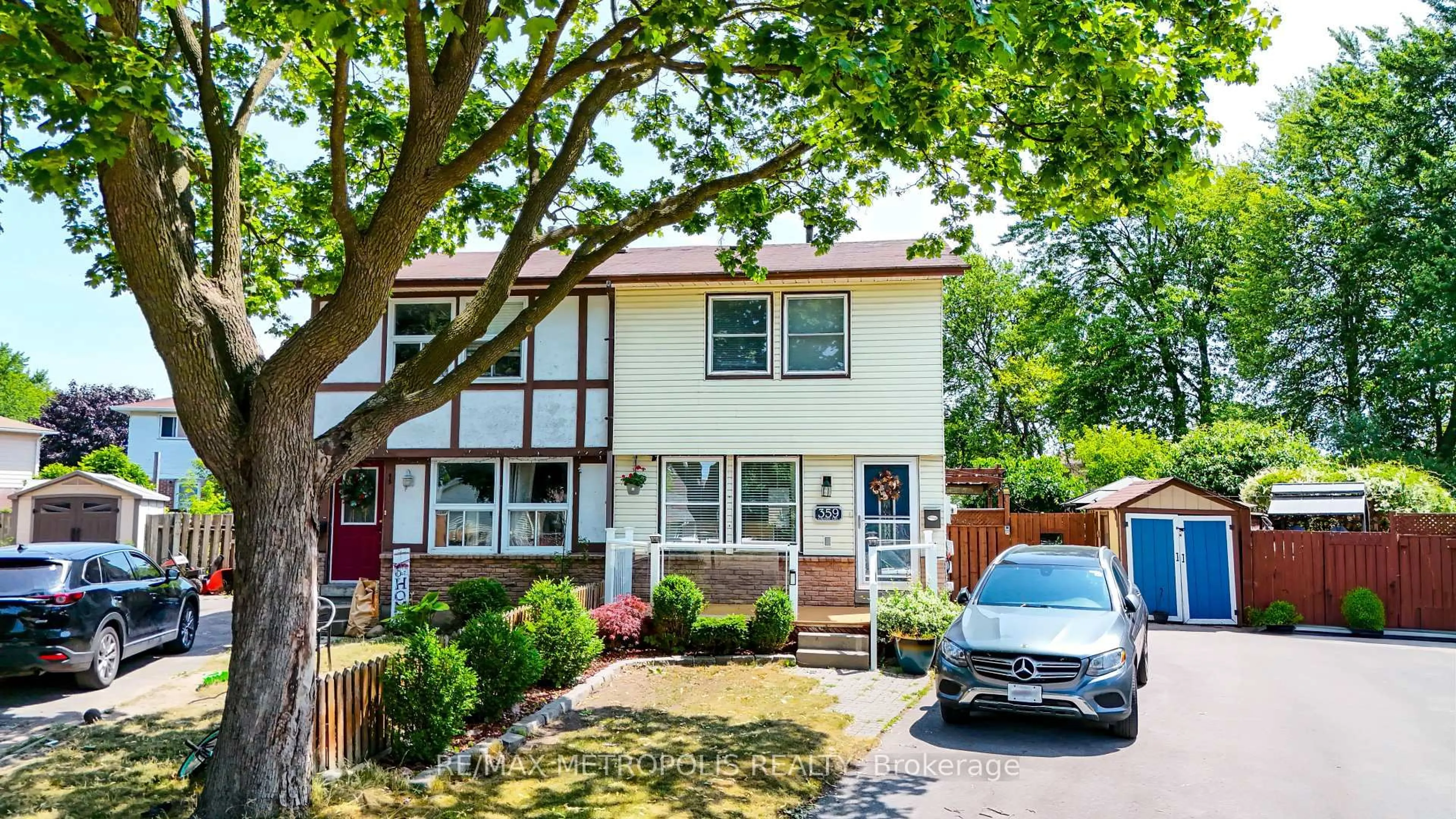 Home with vinyl exterior material, street for 359 Calvert Crt, Oshawa Ontario L1J 6X7