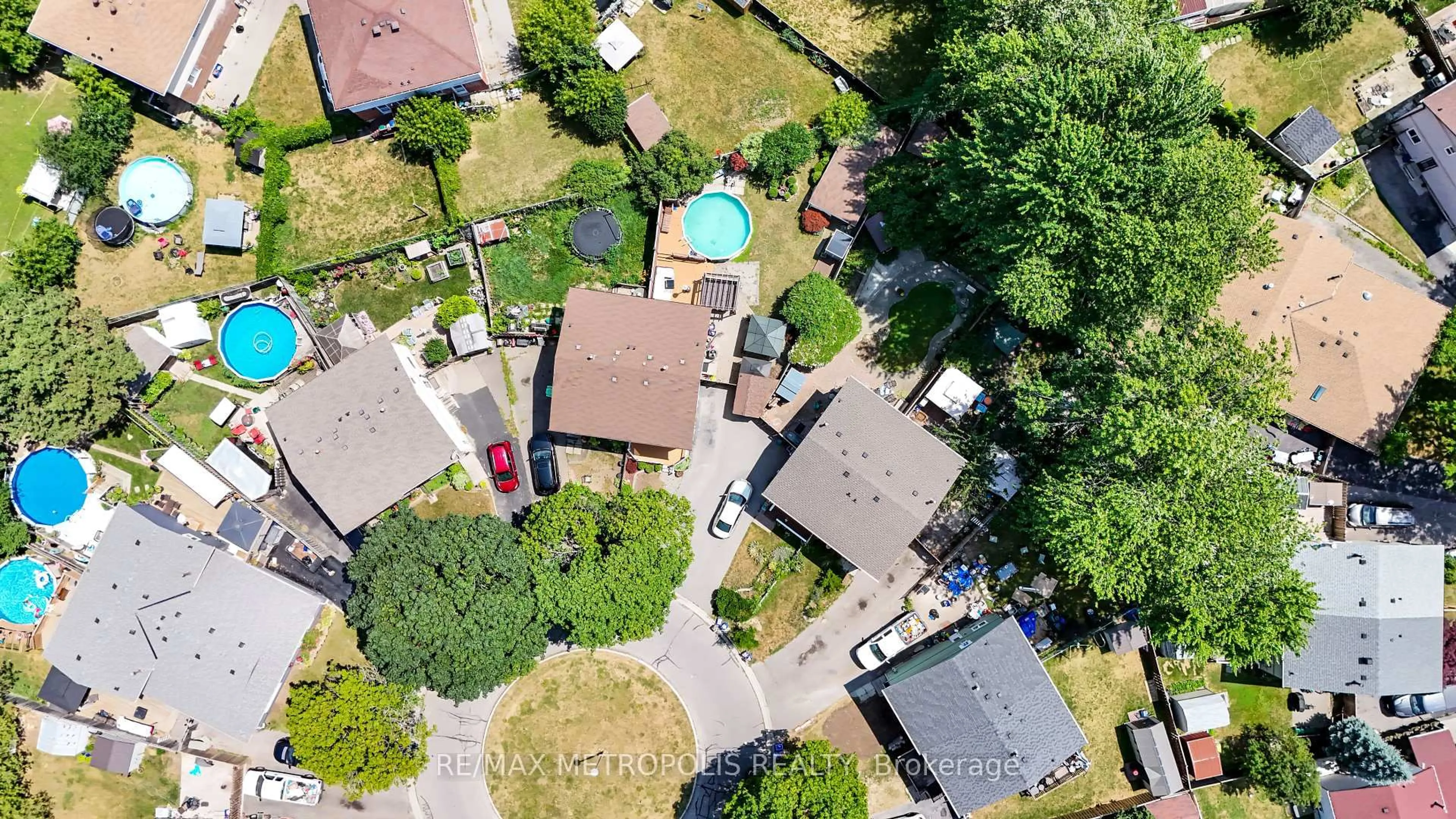 A pic from outside/outdoor area/front of a property/back of a property/a pic from drone, street for 359 Calvert Crt, Oshawa Ontario L1J 6X7