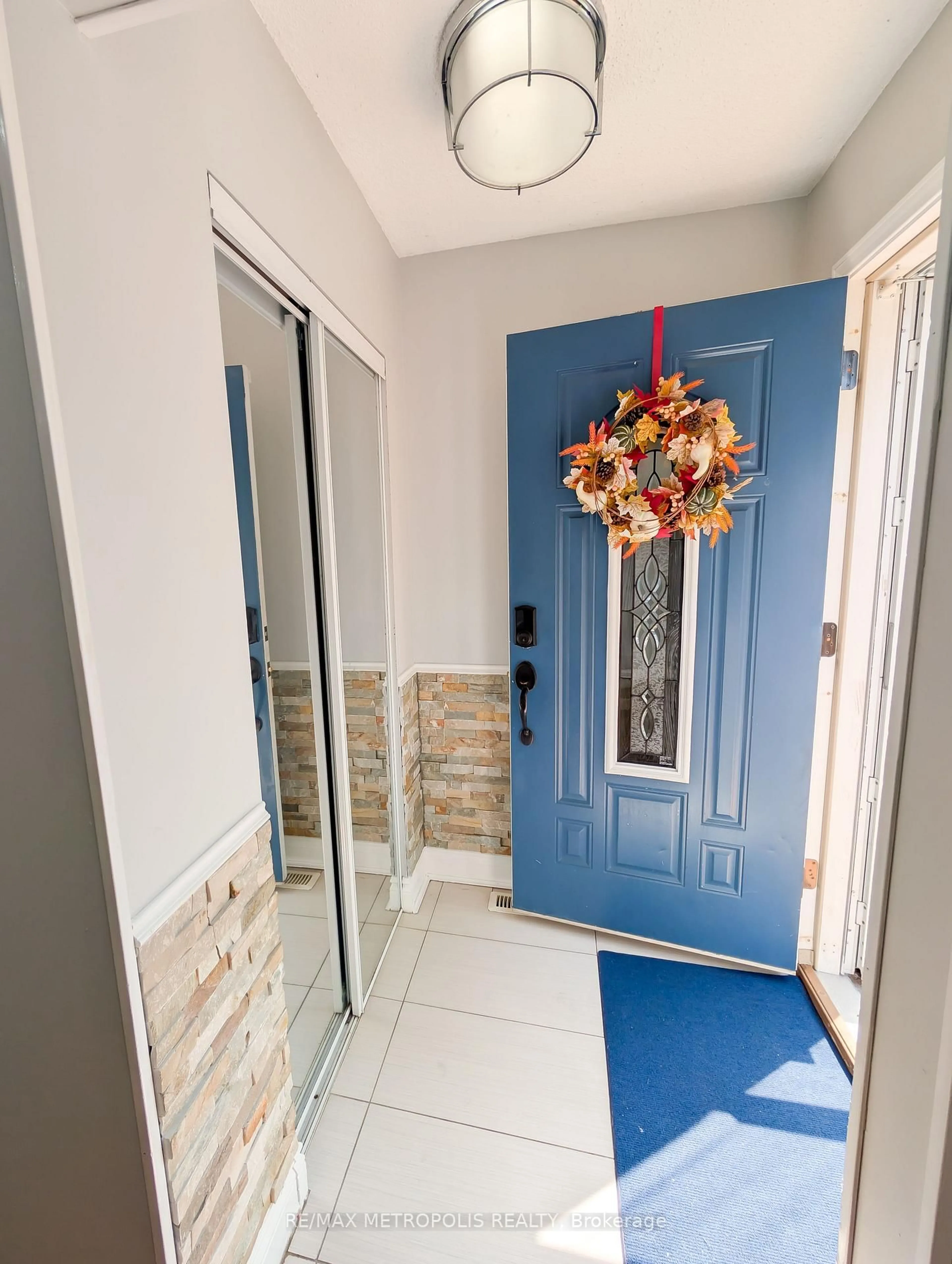 Indoor entryway for 359 Calvert Crt, Oshawa Ontario L1J 6X7