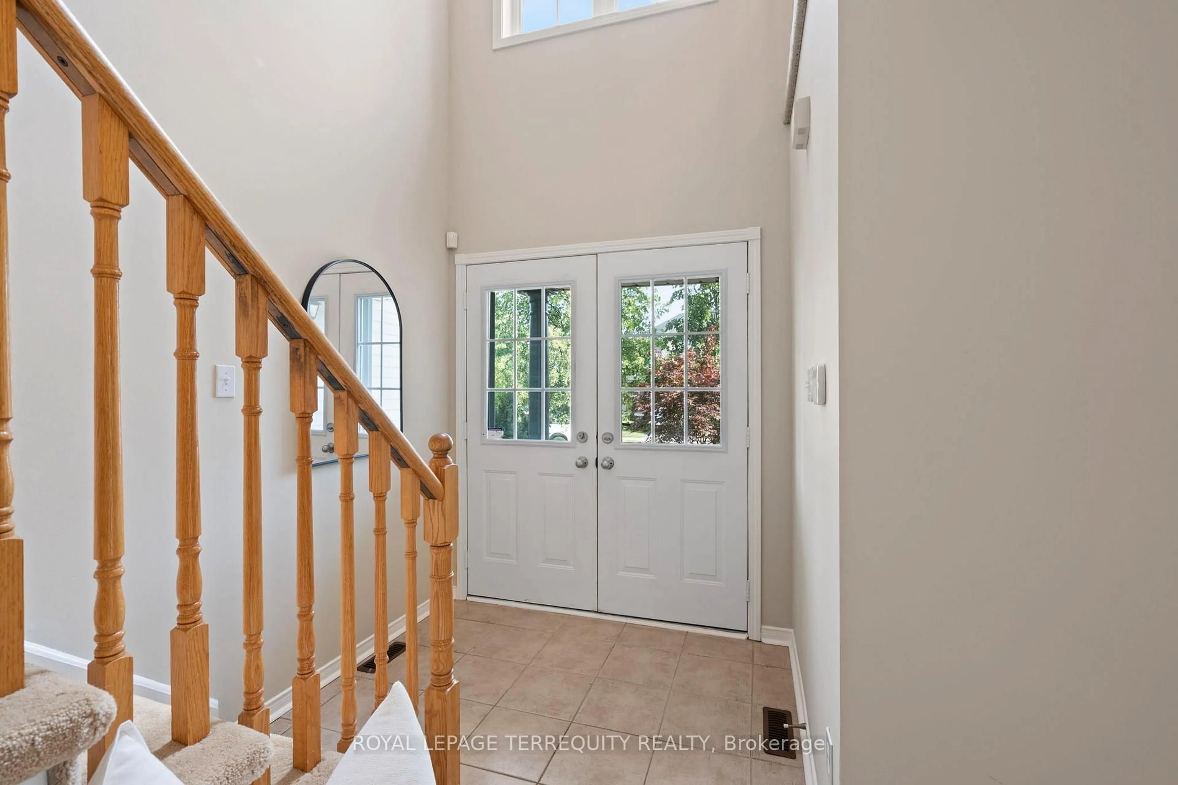 Indoor entryway for 74 Samandria Ave, Whitby Ontario L1R 3G5