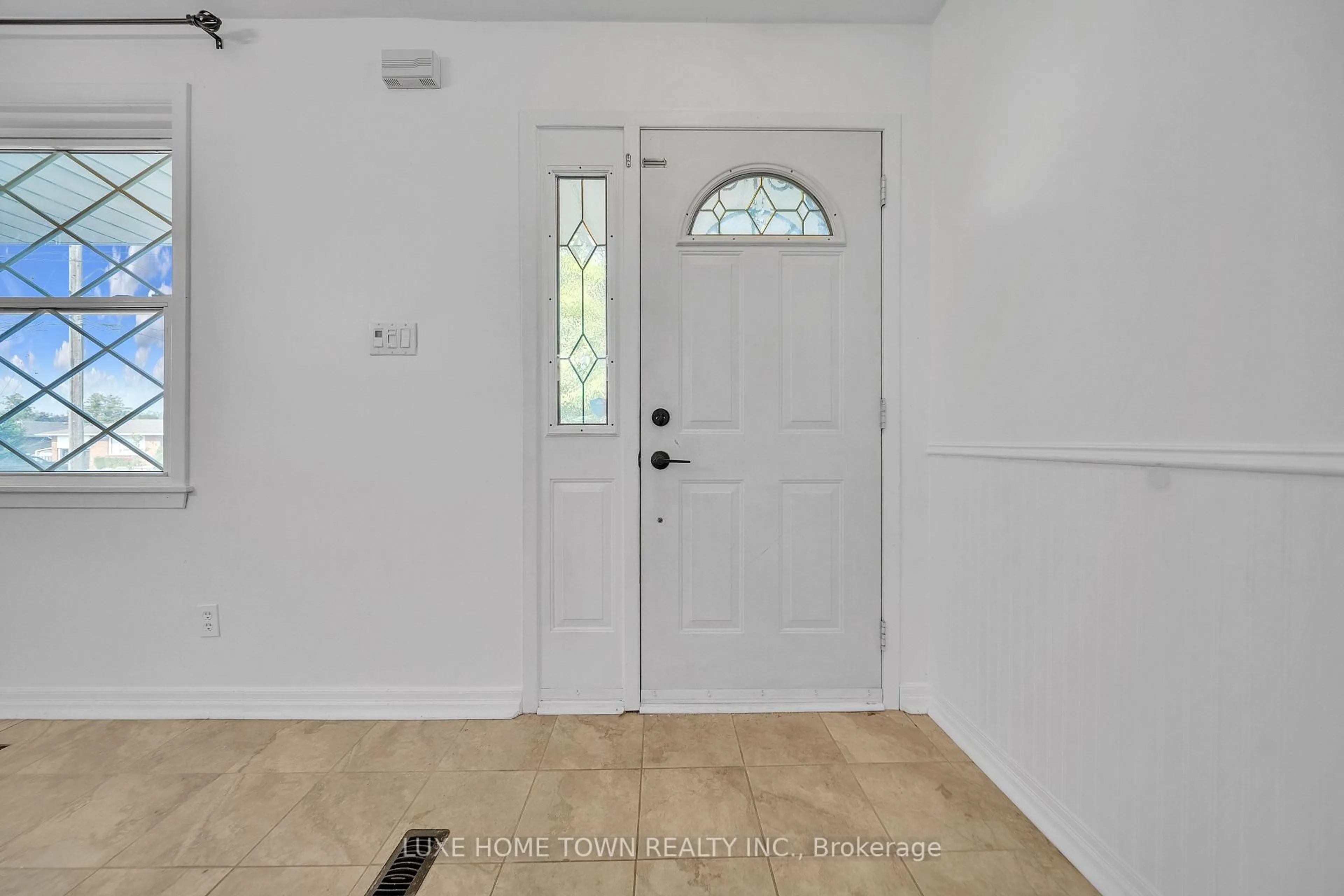 Indoor entryway for 764 Hillcrest Rd, Pickering Ontario L1W 2P4