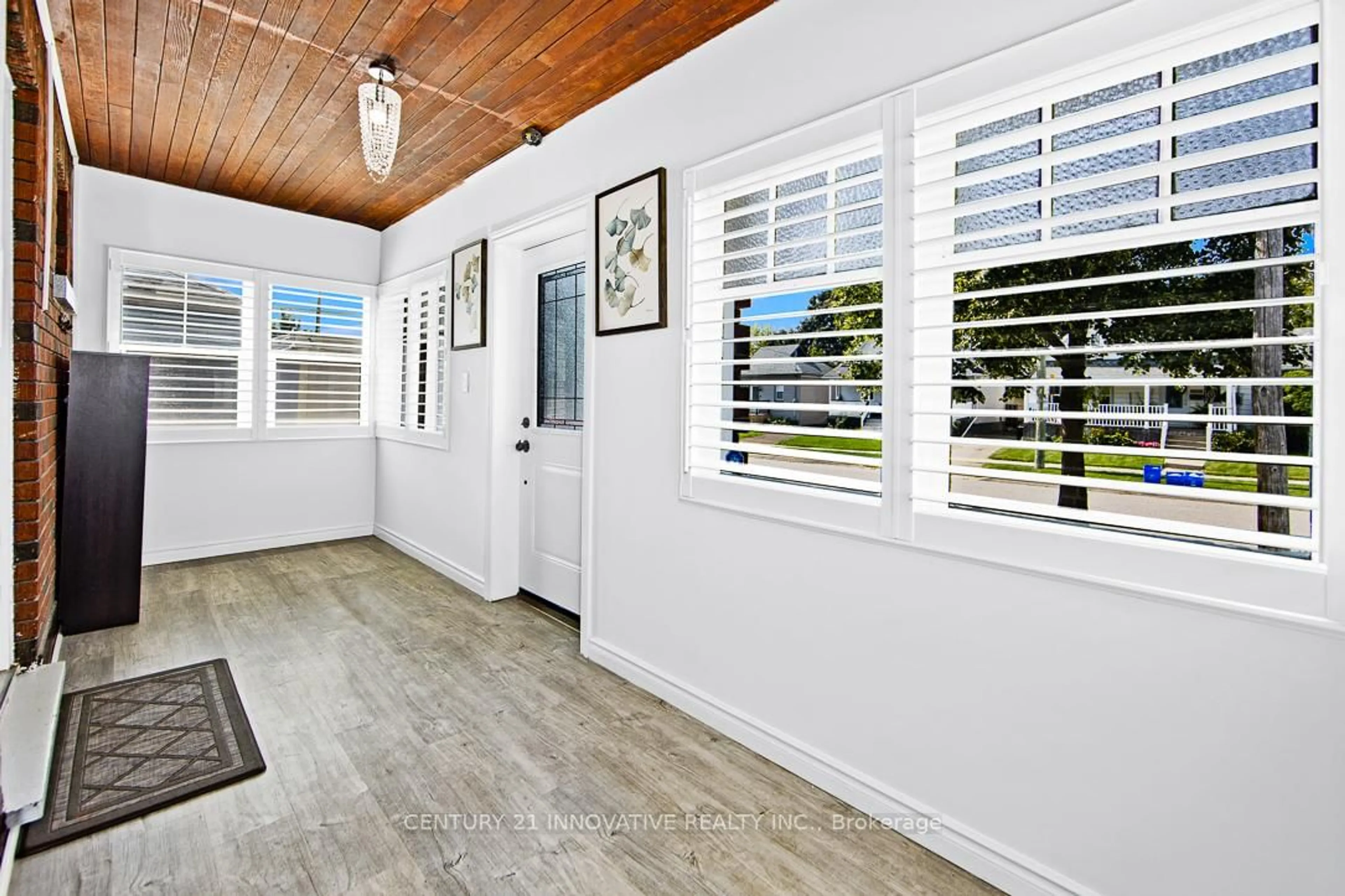 Indoor entryway for 219 Verdun Rd, Oshawa Ontario L1H 5T1