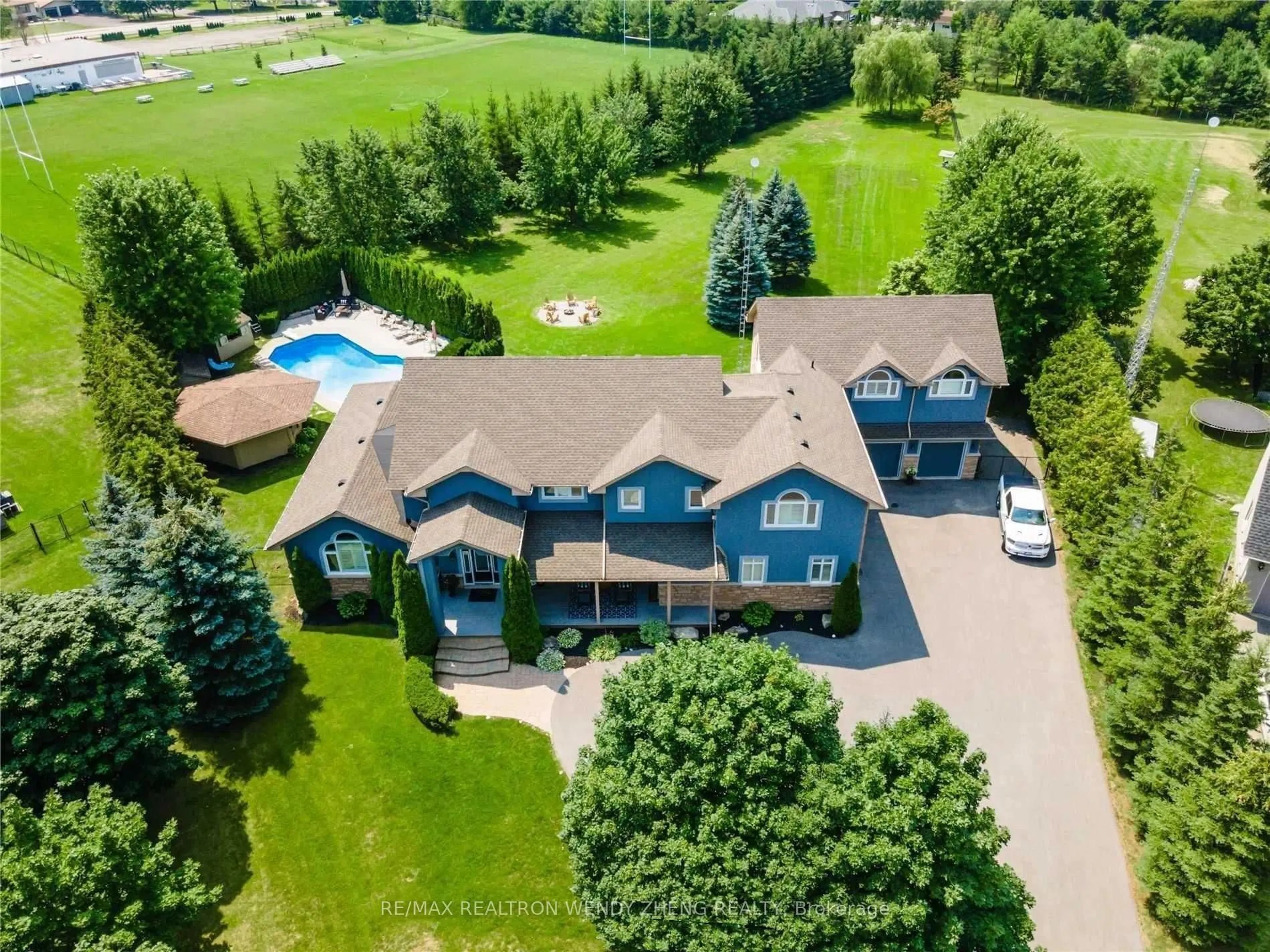 A pic from outside/outdoor area/front of a property/back of a property/a pic from drone, unknown for 99 Hurd St, Oshawa Ontario L1H 7K4