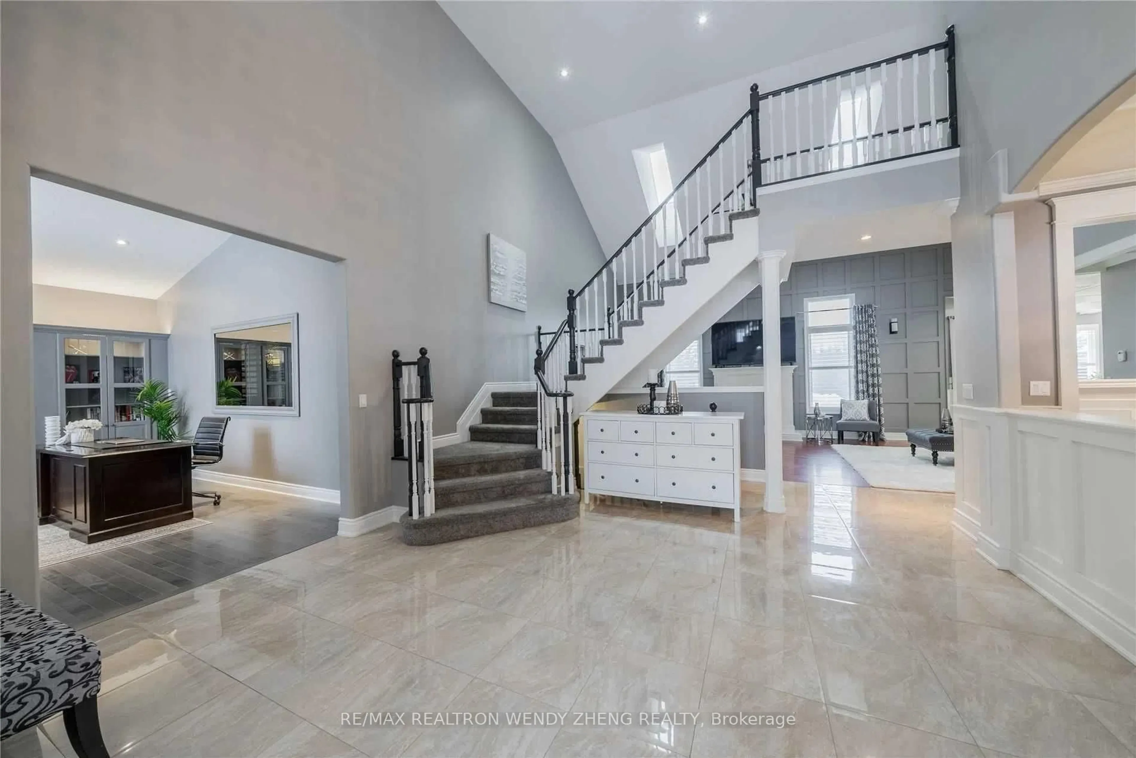 Indoor foyer for 99 Hurd St, Oshawa Ontario L1H 7K4