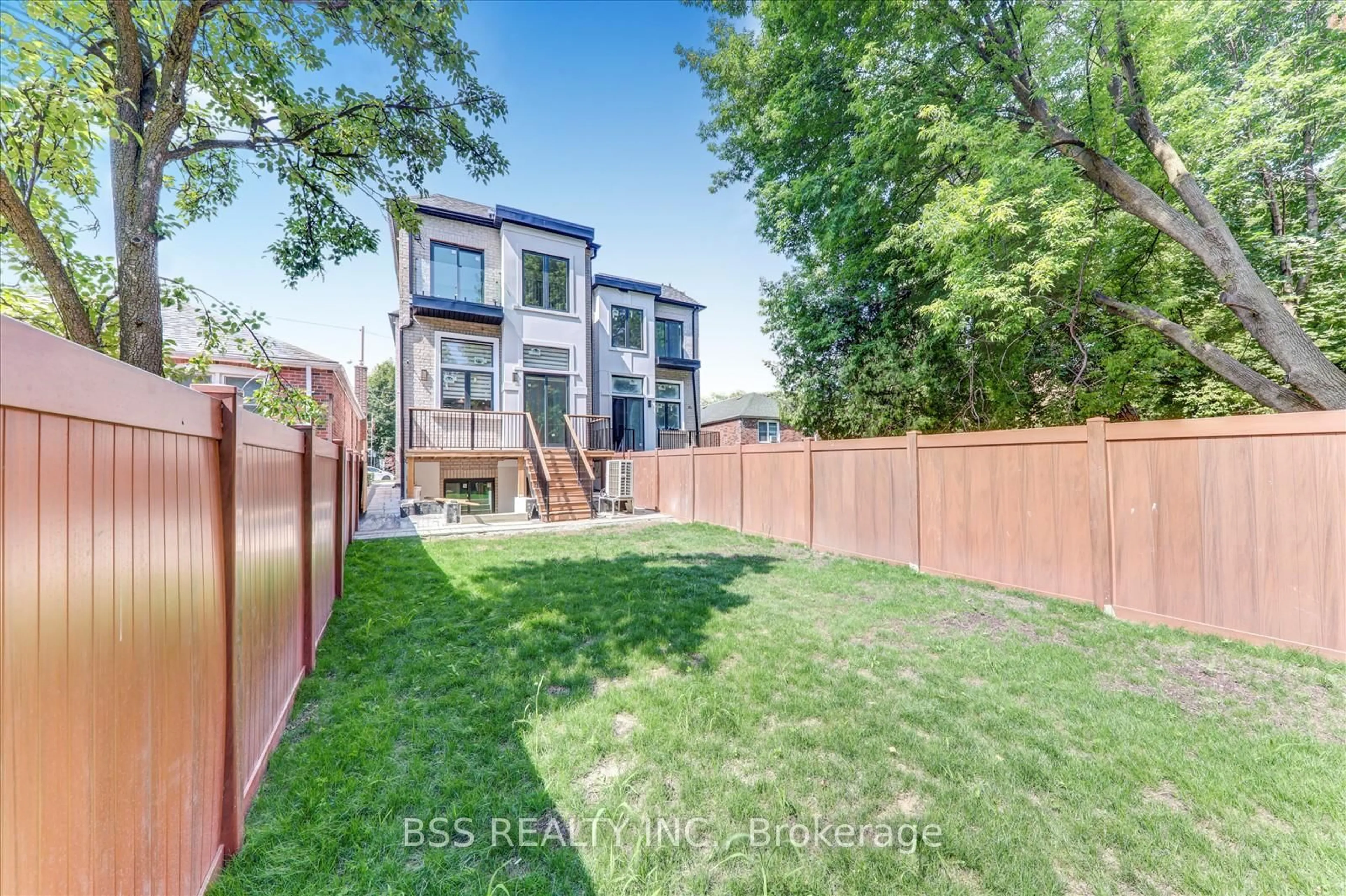 A pic from outside/outdoor area/front of a property/back of a property/a pic from drone, street for 245 Ferris Rd, Toronto Ontario M4B 1H2