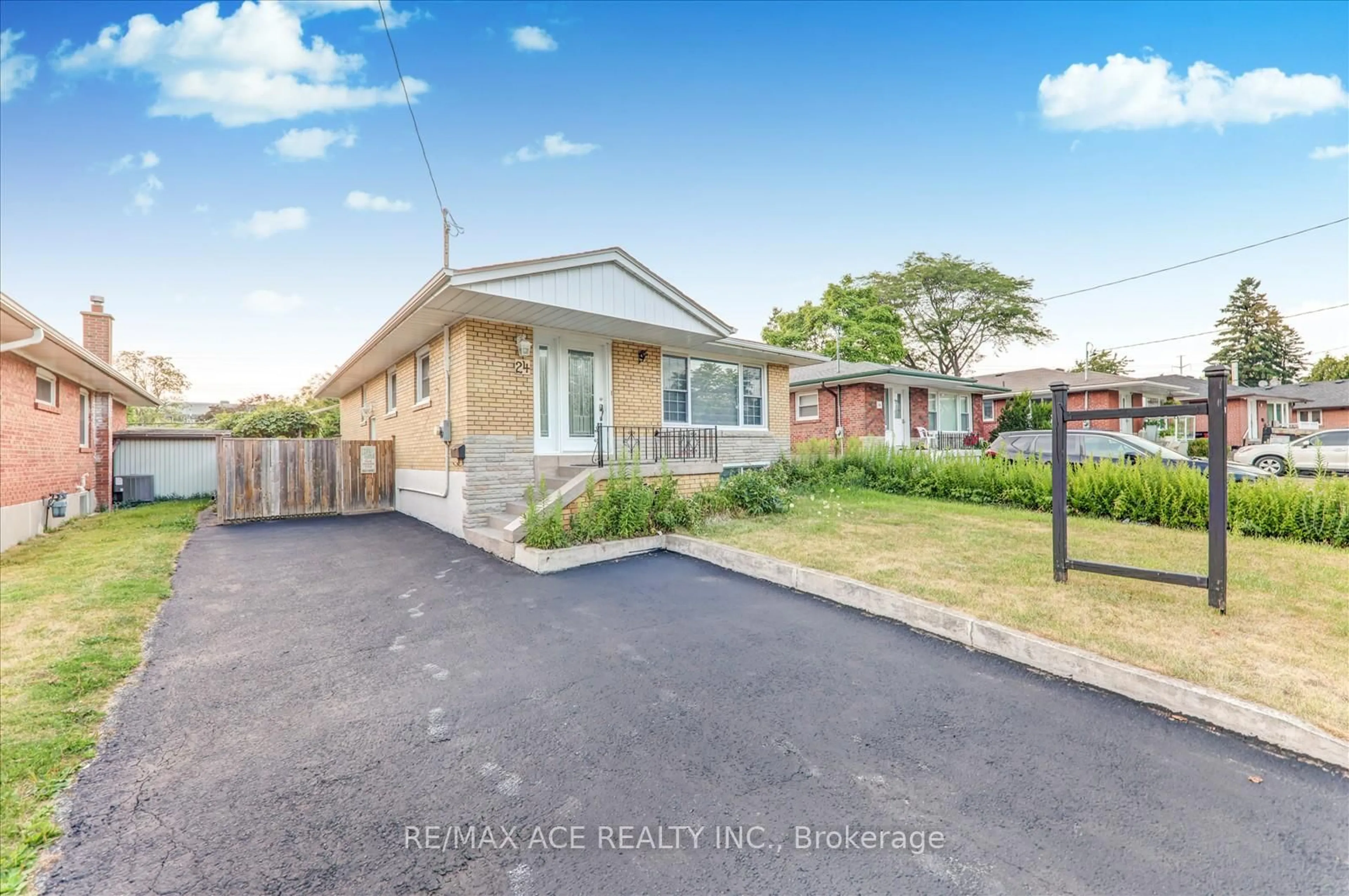 A pic from outside/outdoor area/front of a property/back of a property/a pic from drone, street for 24 Wantanopa Cres, Toronto Ontario M1H 2B3