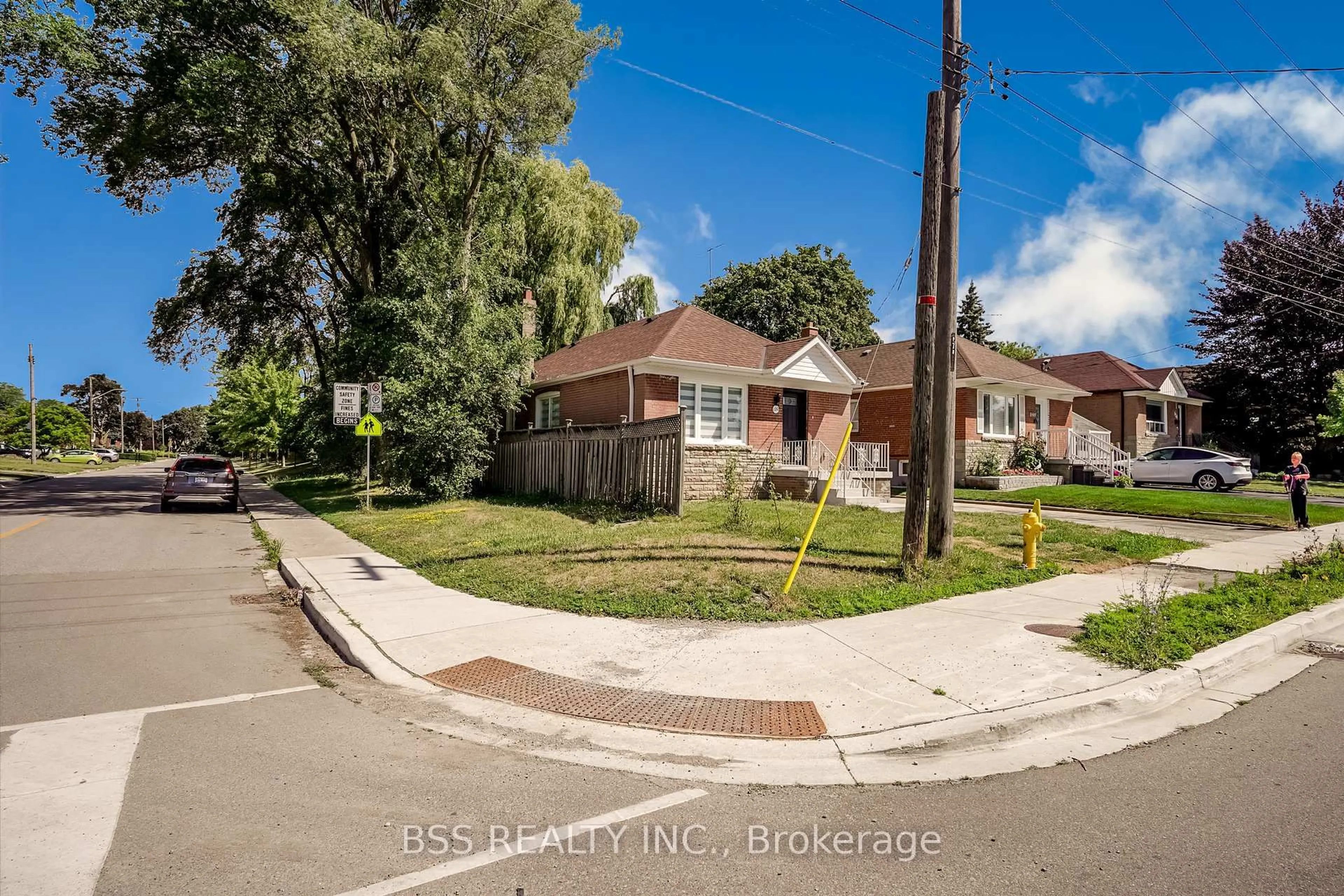 A pic from outside/outdoor area/front of a property/back of a property/a pic from drone, street for 120 Bertrand Ave, Toronto Ontario M1K 2T1