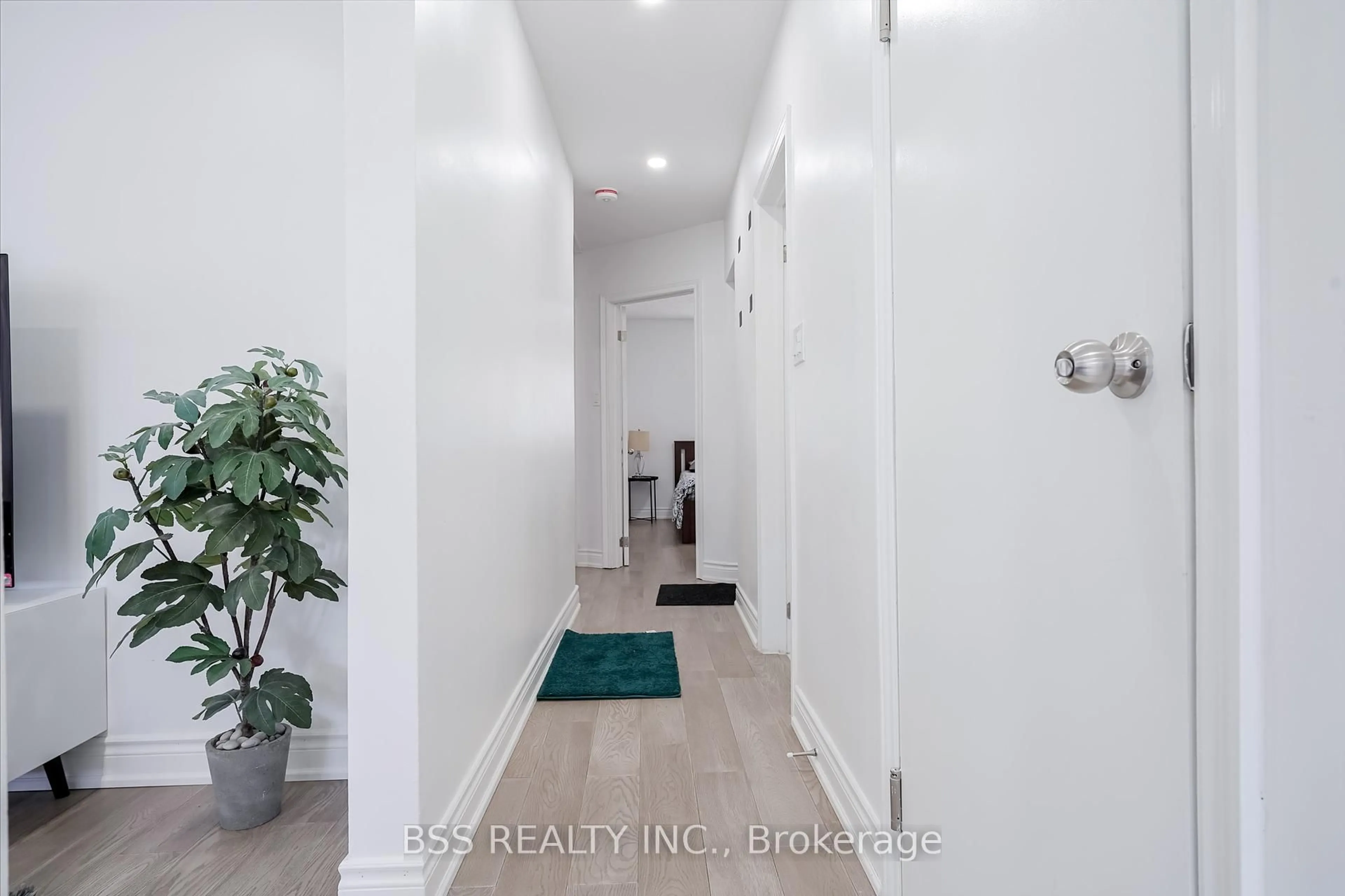 Indoor entryway for 120 Bertrand Ave, Toronto Ontario M1K 2T1