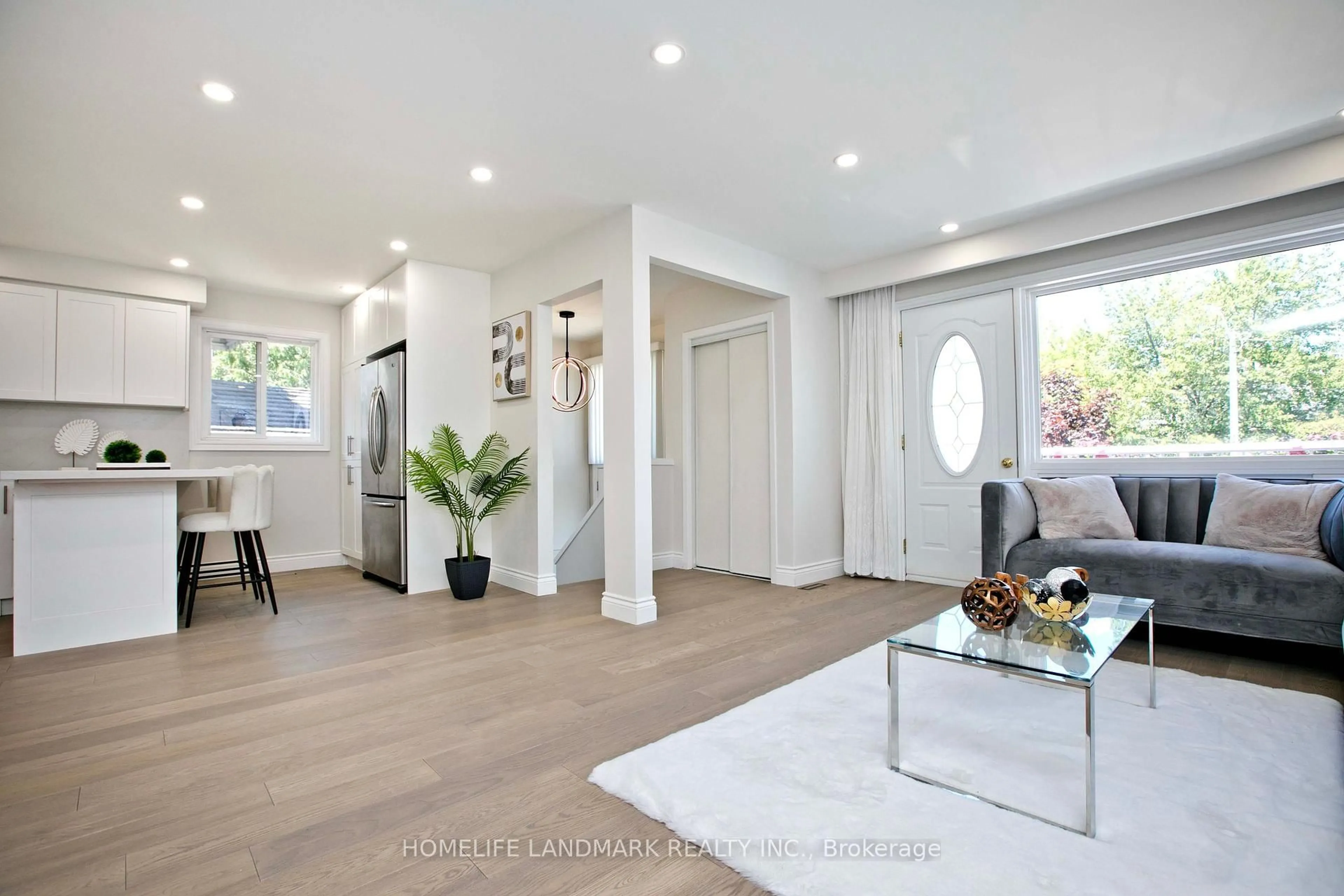 Indoor entryway for 39 La Peer Blvd, Toronto Ontario M1W 2H3
