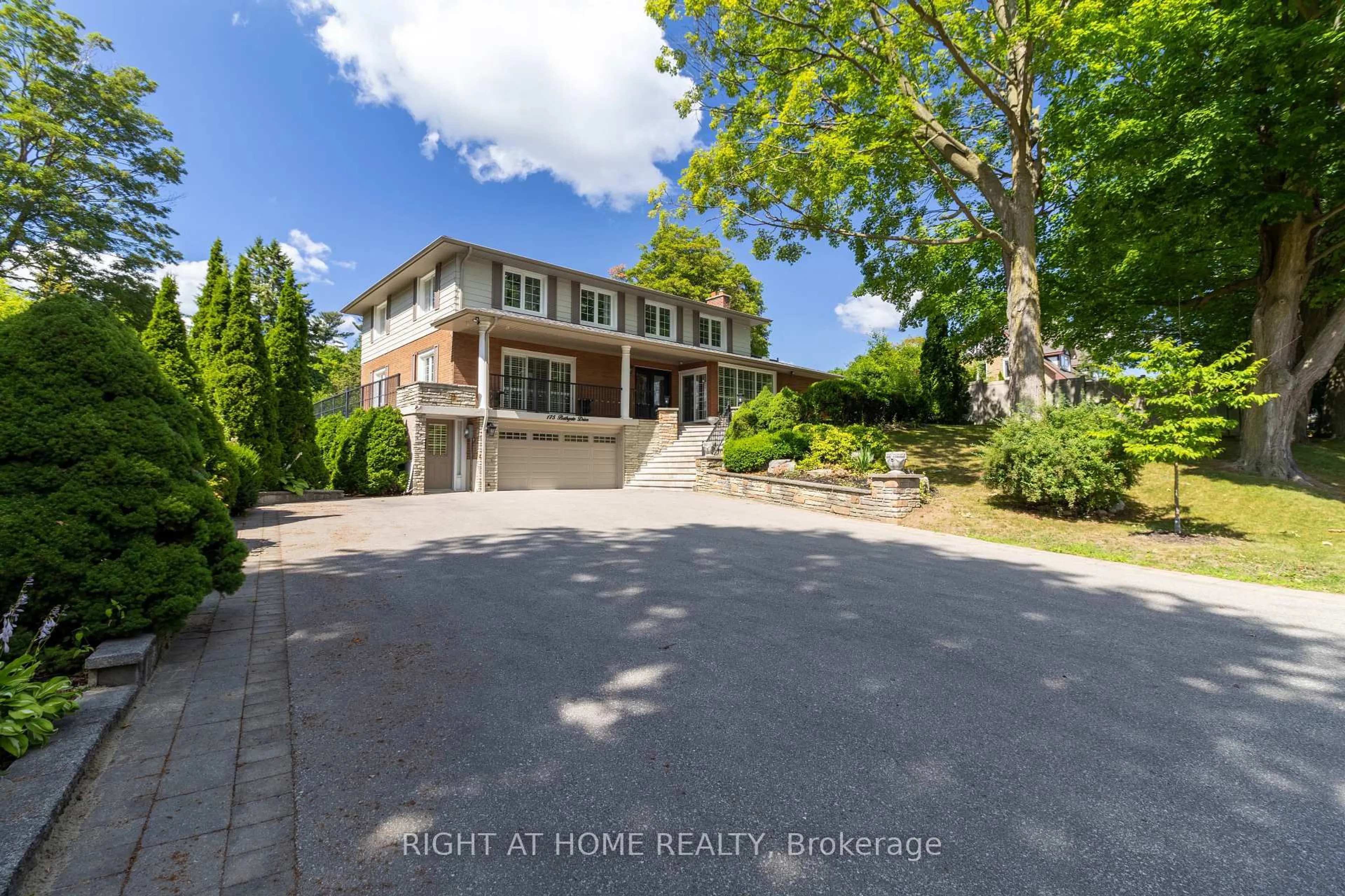 A pic from outside/outdoor area/front of a property/back of a property/a pic from drone, street for 175 Bathgate Dr, Toronto Ontario M1C 1T4