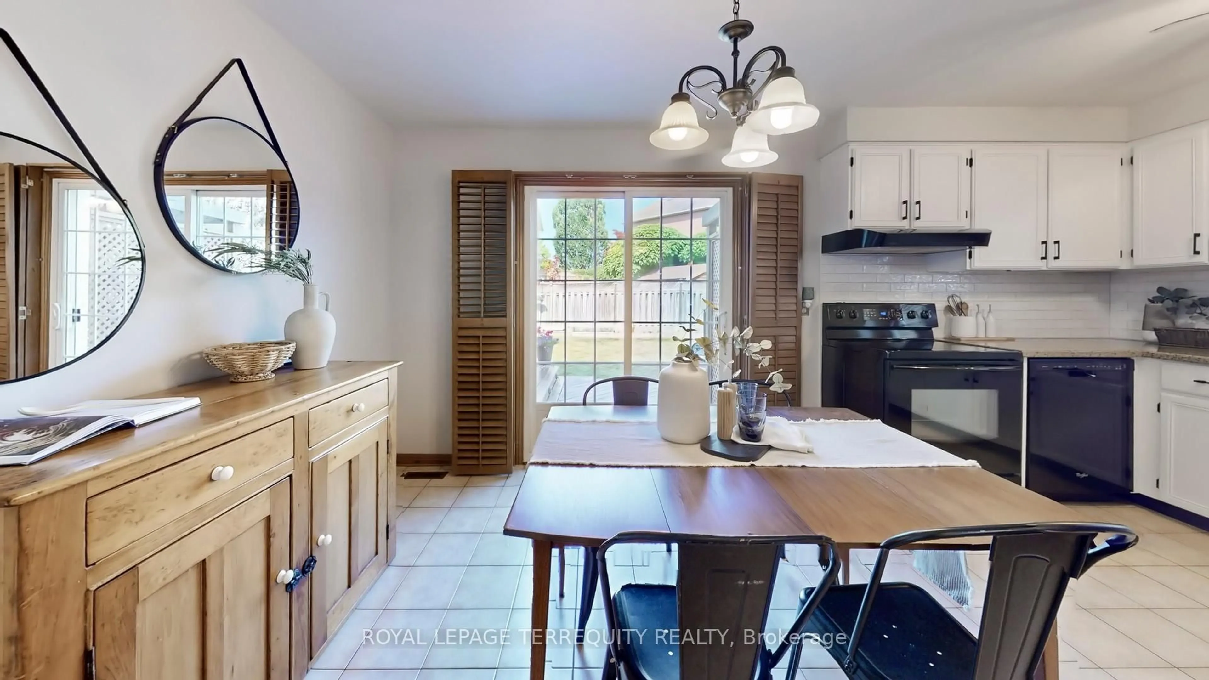 Open concept kitchen, ceramic/tile floor for 31 Waller St, Whitby Ontario L1R 1Z8