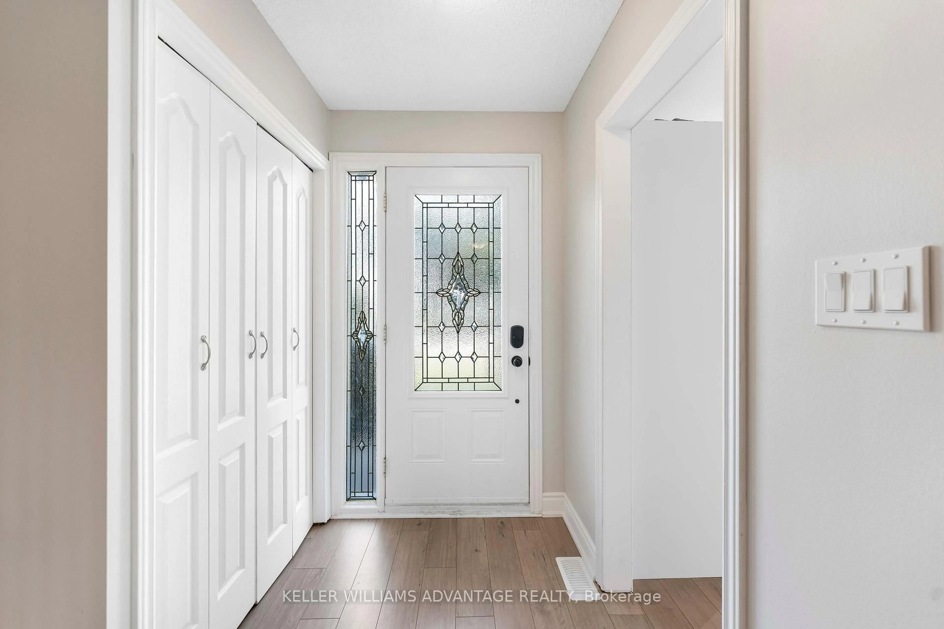 Indoor entryway for 17 Loscombe Dr, Clarington Ontario L1C 3S8