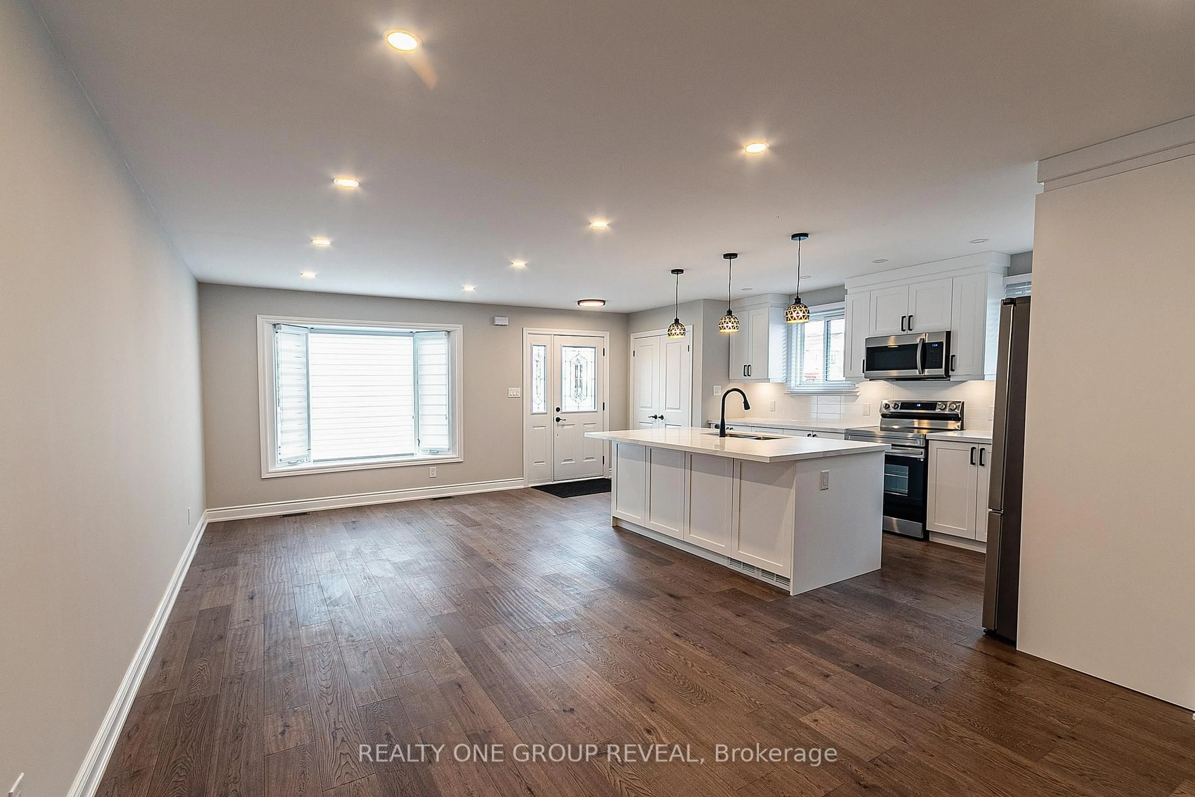Open concept kitchen, wood/laminate floor for 540 Muirfield St, Oshawa Ontario L1H 8G4