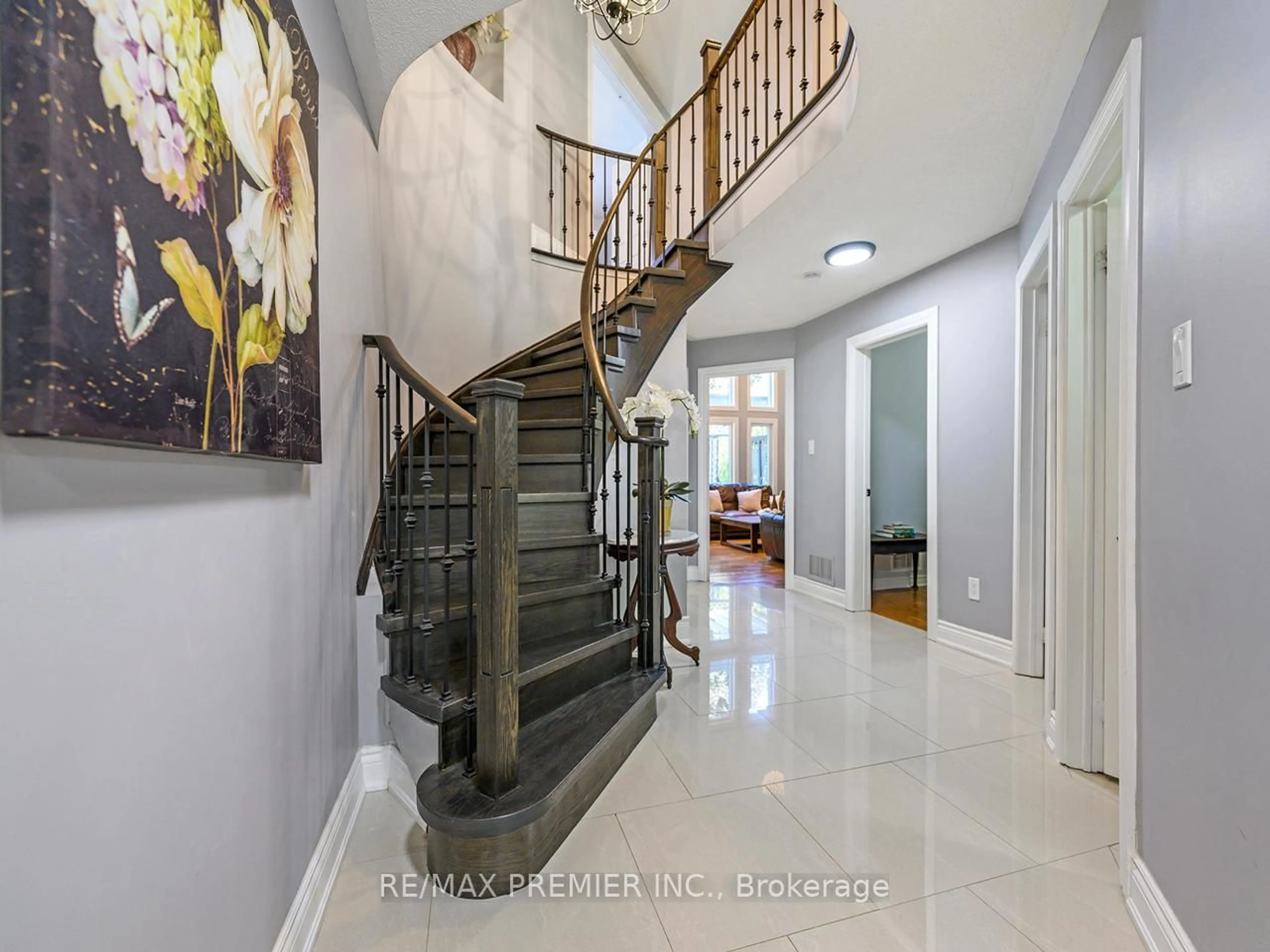 Indoor entryway for 33 Watford St, Whitby Ontario L1M 1E6