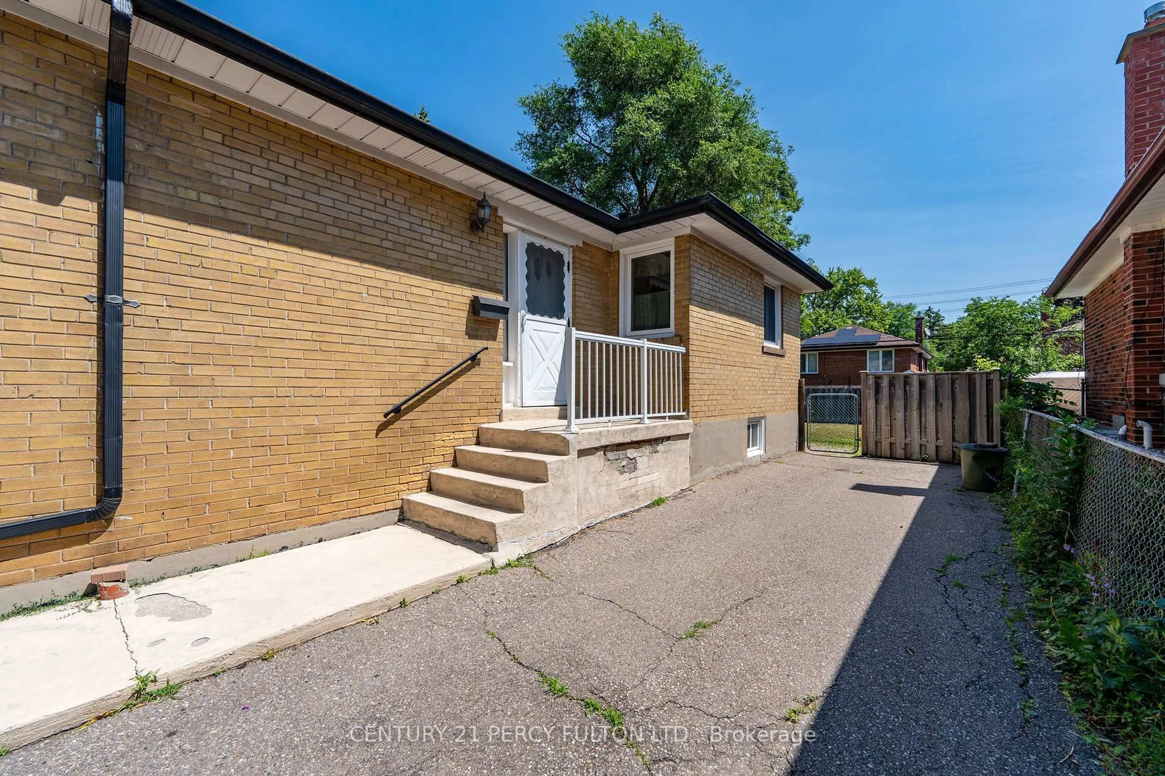 A pic from outside/outdoor area/front of a property/back of a property/a pic from drone, street for 796 Brimorton Dr, Toronto Ontario M1G 2S9