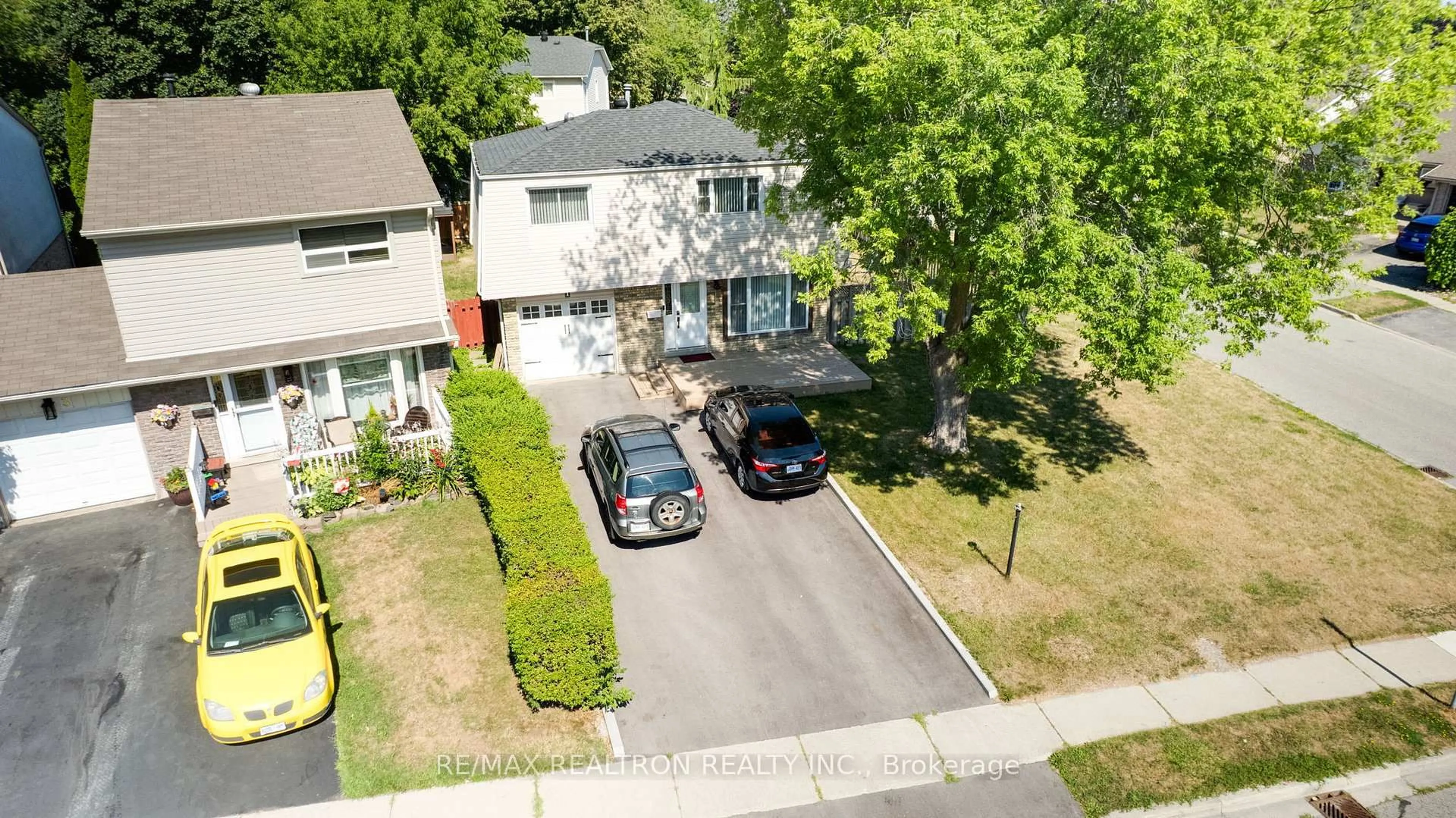A pic from outside/outdoor area/front of a property/back of a property/a pic from drone, street for 1 Harrison Crt, Whitby Ontario L1N 6E2
