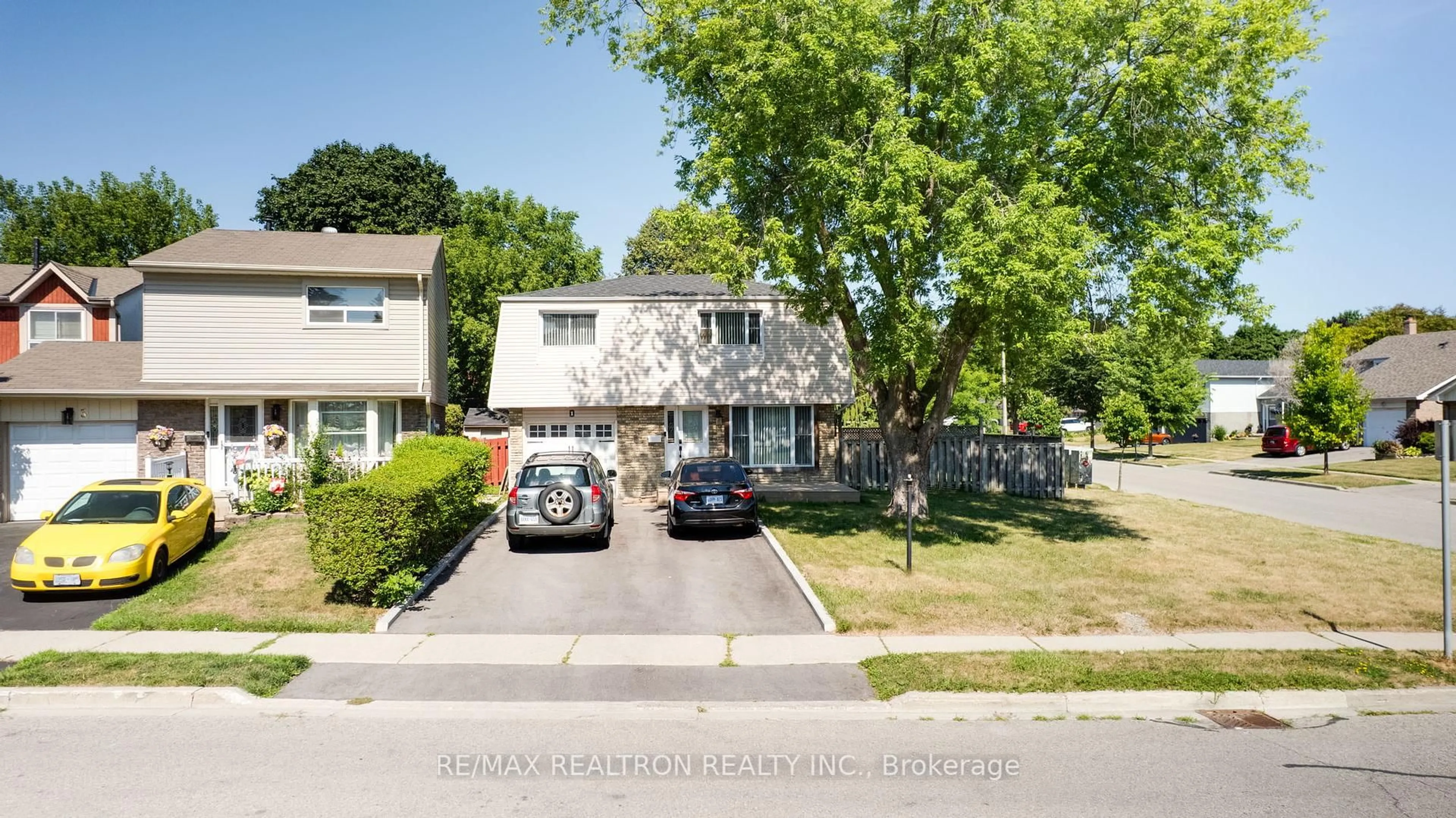 A pic from outside/outdoor area/front of a property/back of a property/a pic from drone, street for 1 Harrison Crt, Whitby Ontario L1N 6E2